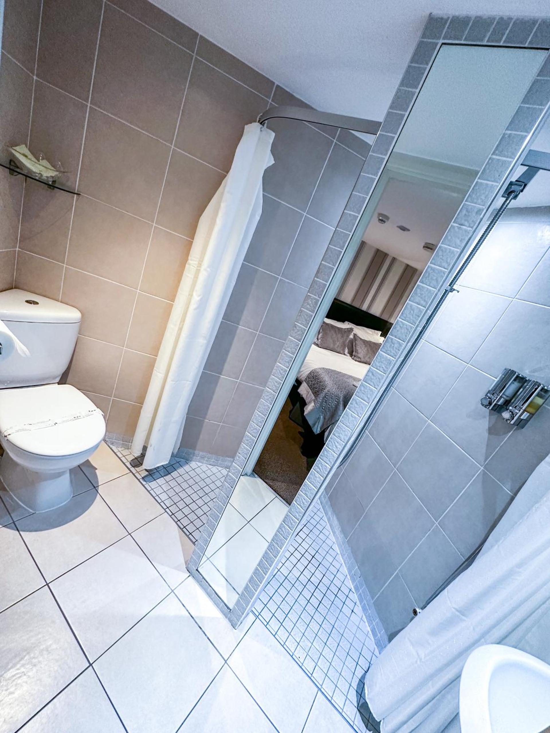 Apartment with Shower - Photo 17