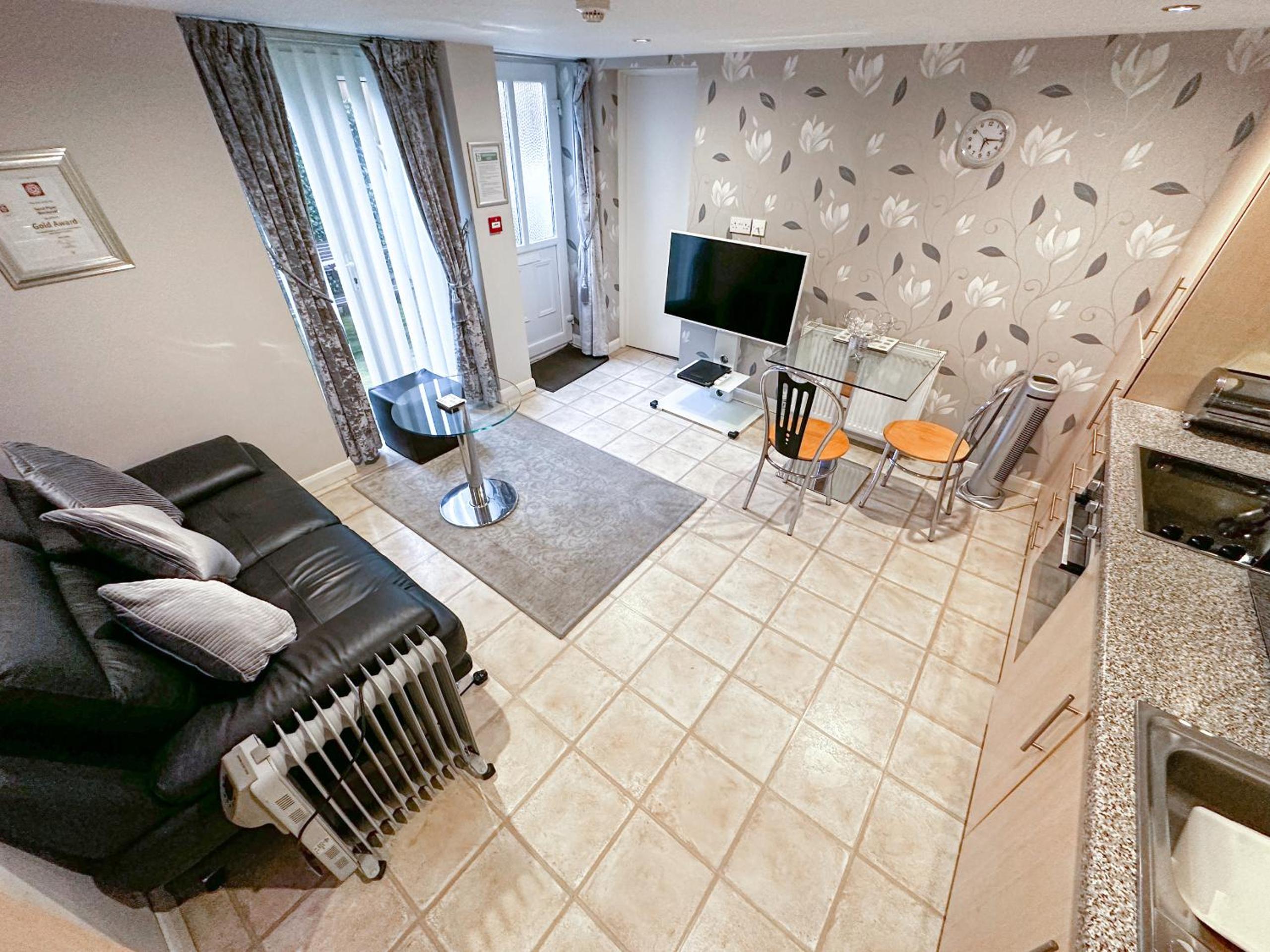 Apartment with Shower - Photo 20