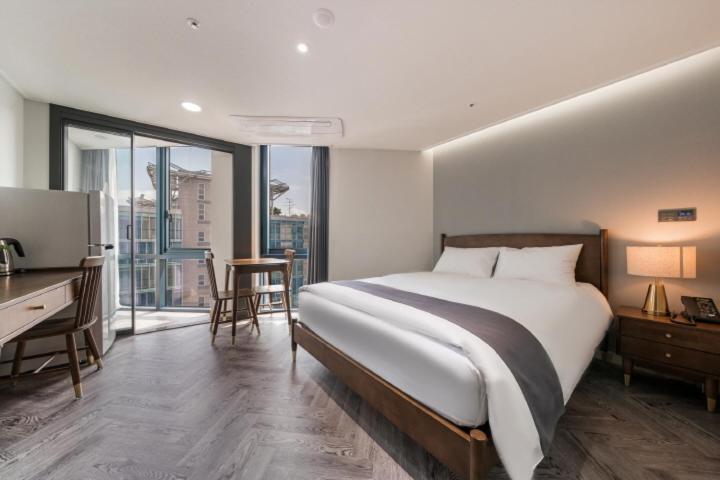 Standard Double Room City View with Rooftop Swimming Pool Access For 2 - Photo 1