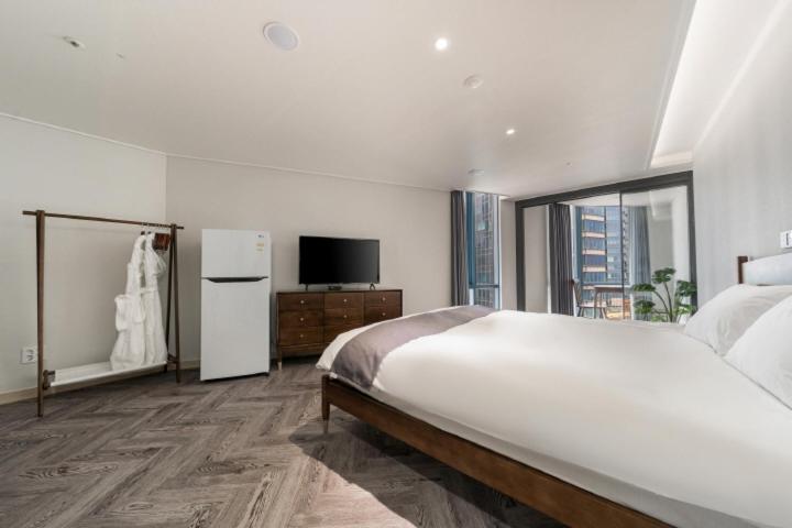 Standard Double Room City View with Rooftop Swimming Pool Access For 2 - Photo 5