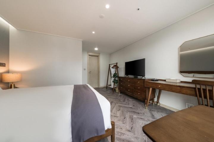 Standard Double Room City View with Rooftop Swimming Pool Access For 2 - Photo 4