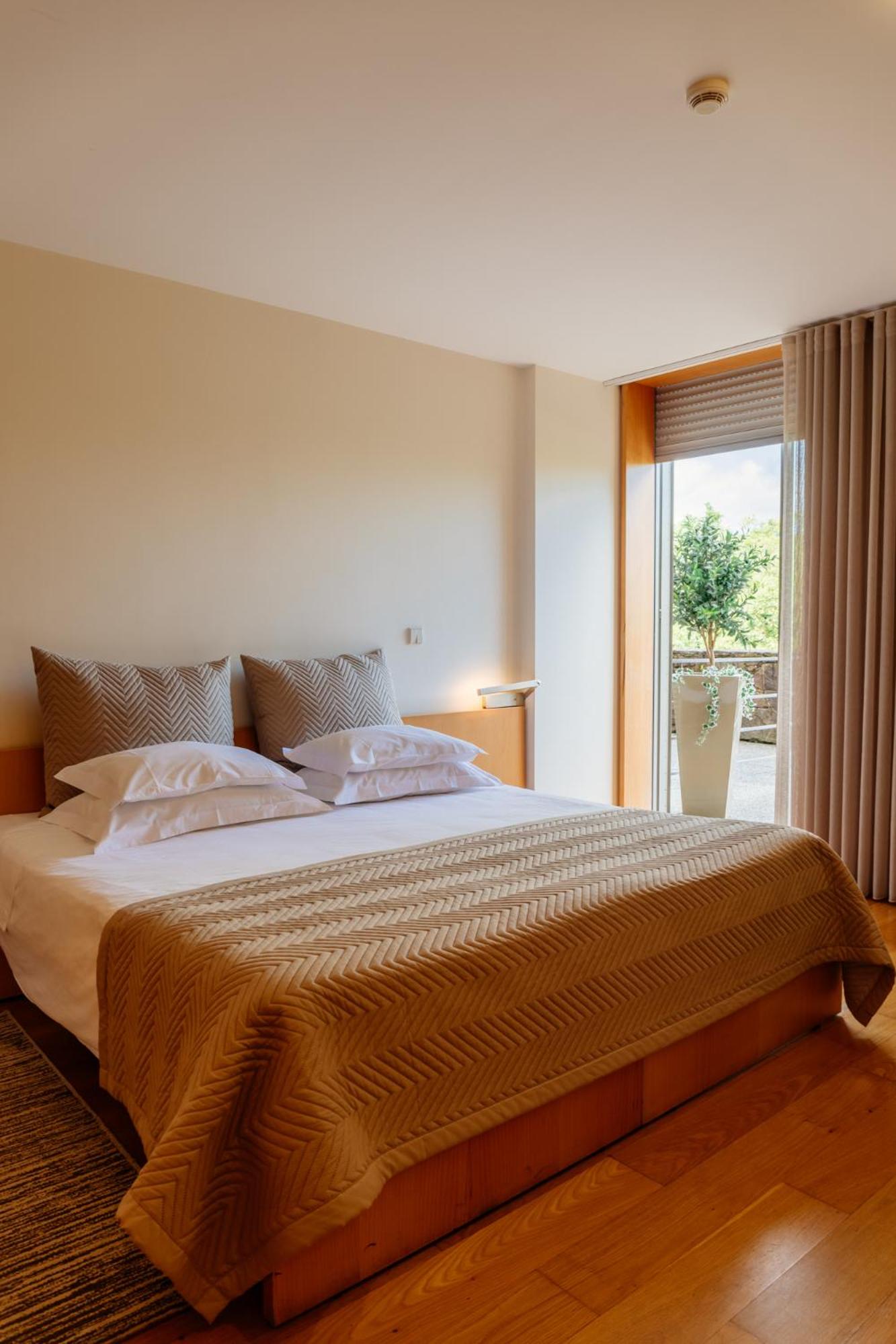 Double or Twin Room Terrace with Golf View - Photo 3