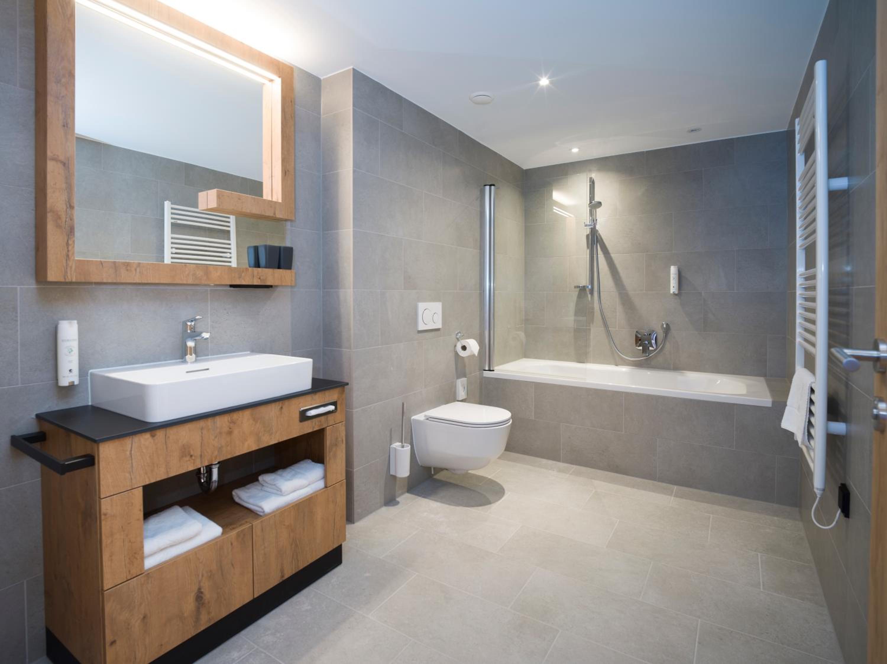 Premium One-Bedroom Apartment with Balcony or Terrace - Photo 2