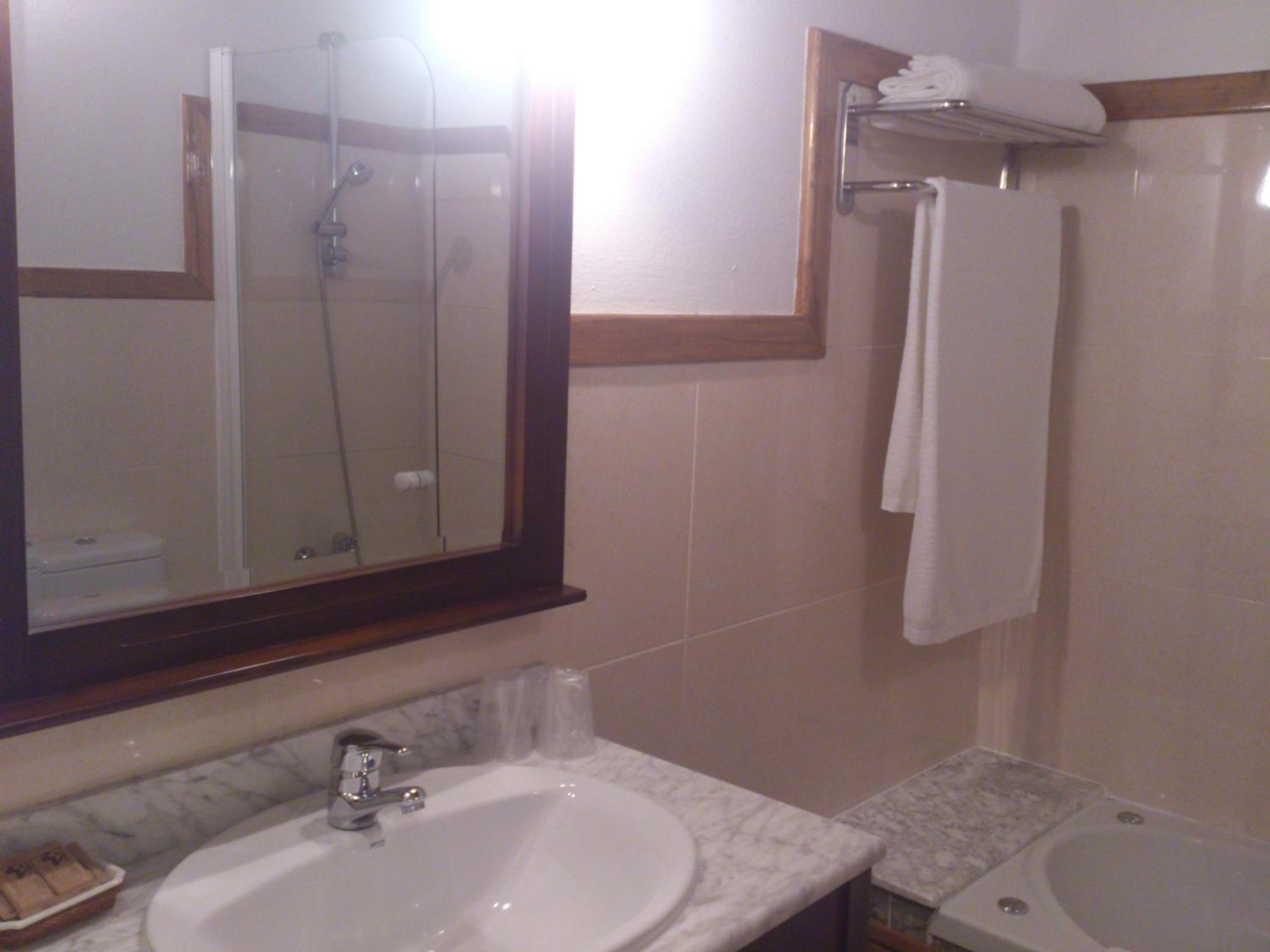 Deluxe Double or Twin Room with Spa Bath photo 2