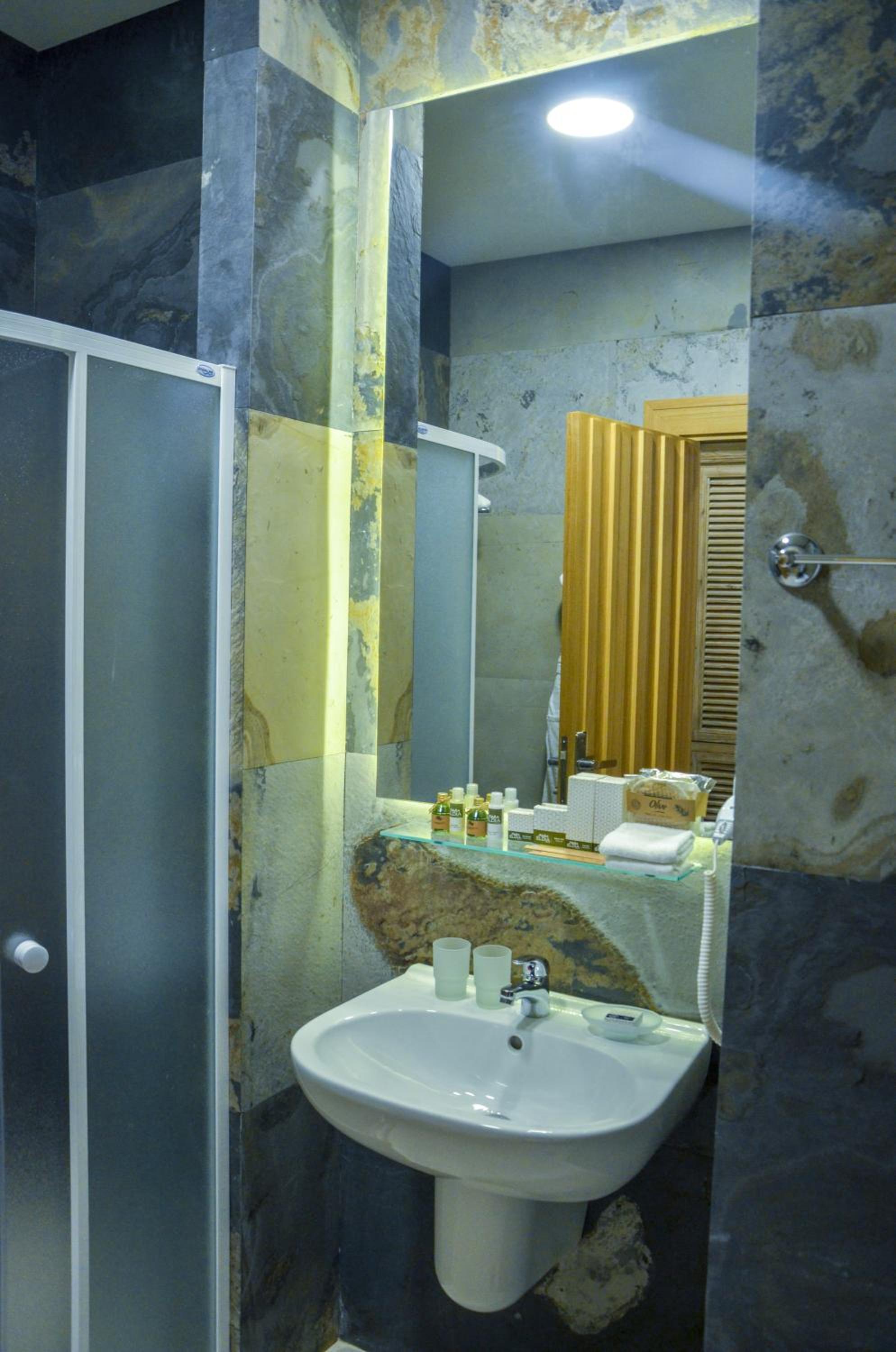 Economy Double Room - Photo 10
