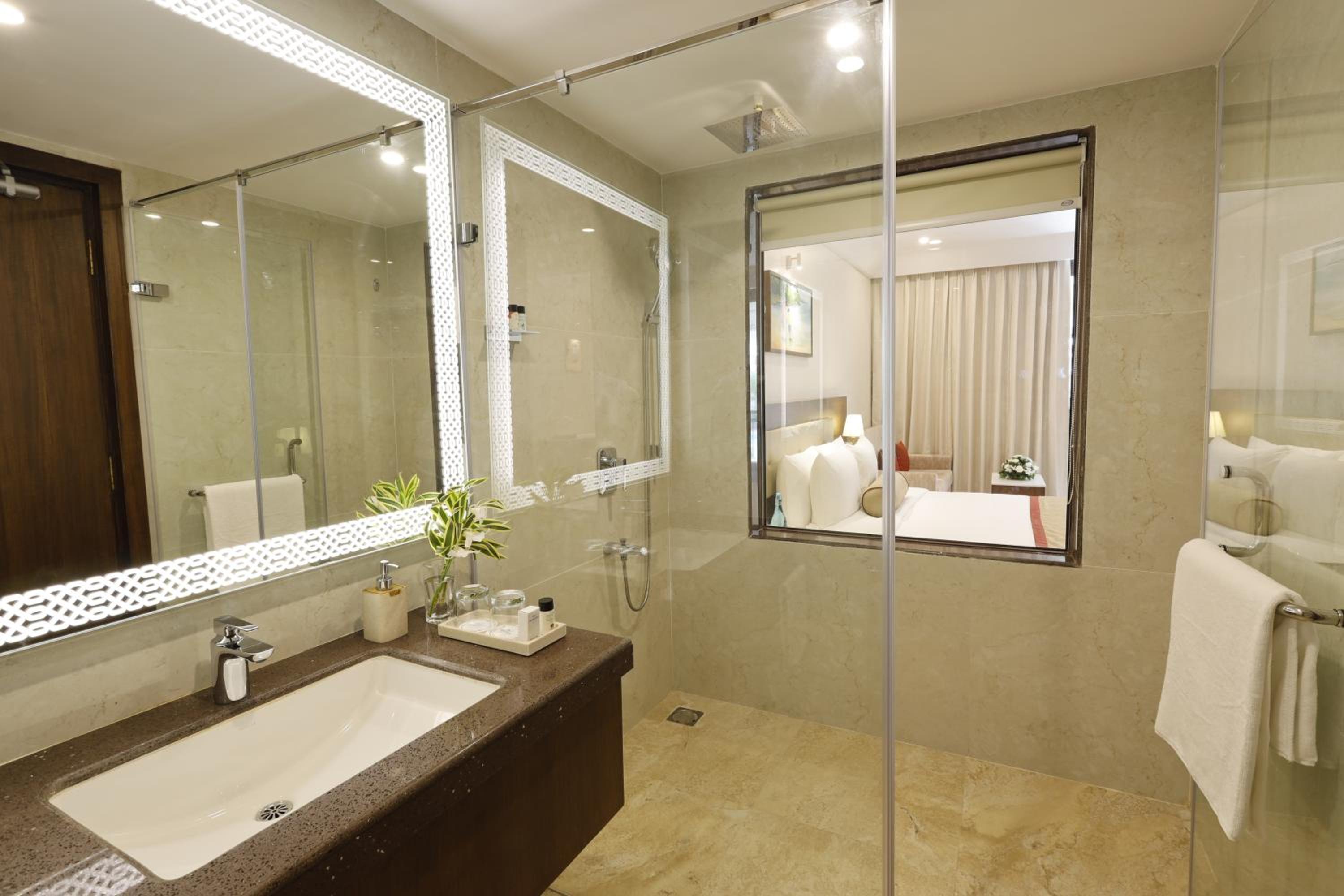 Deluxe King Room with Balcony - Photo 2