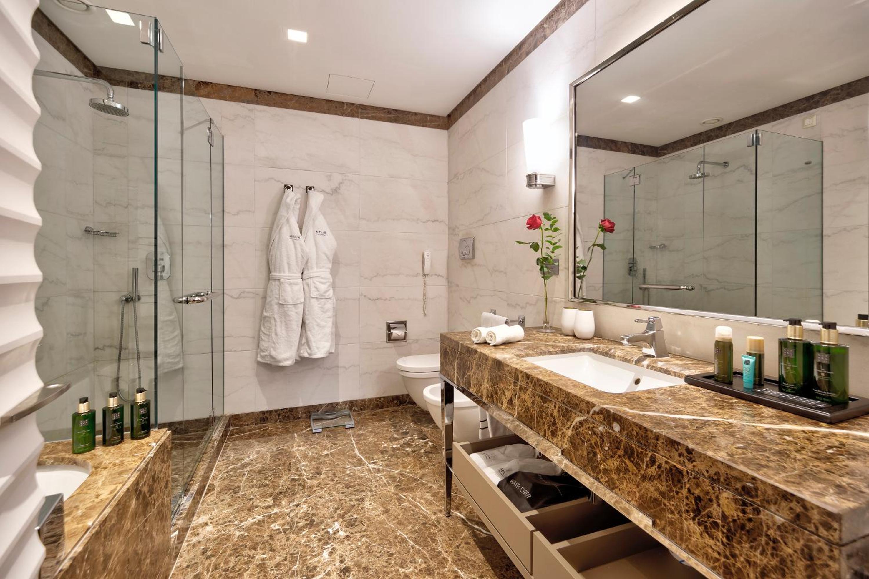 Junior Suite with Terrace and Spa Access - Photo 3