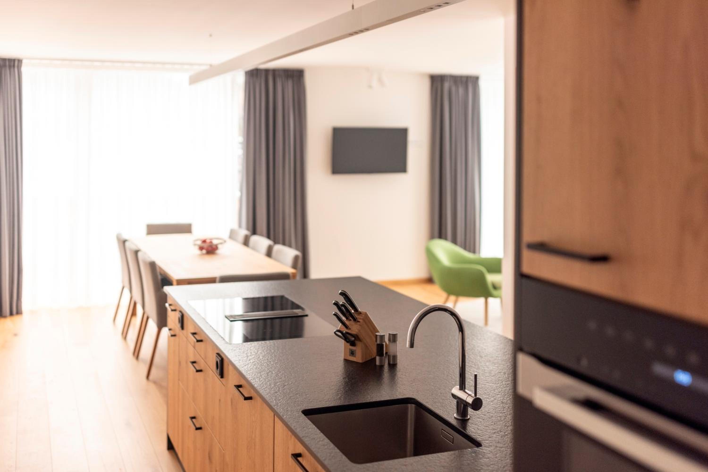 Three-Bedroom Penthouse Apartment with Terrace and Mountain View - Photo 2