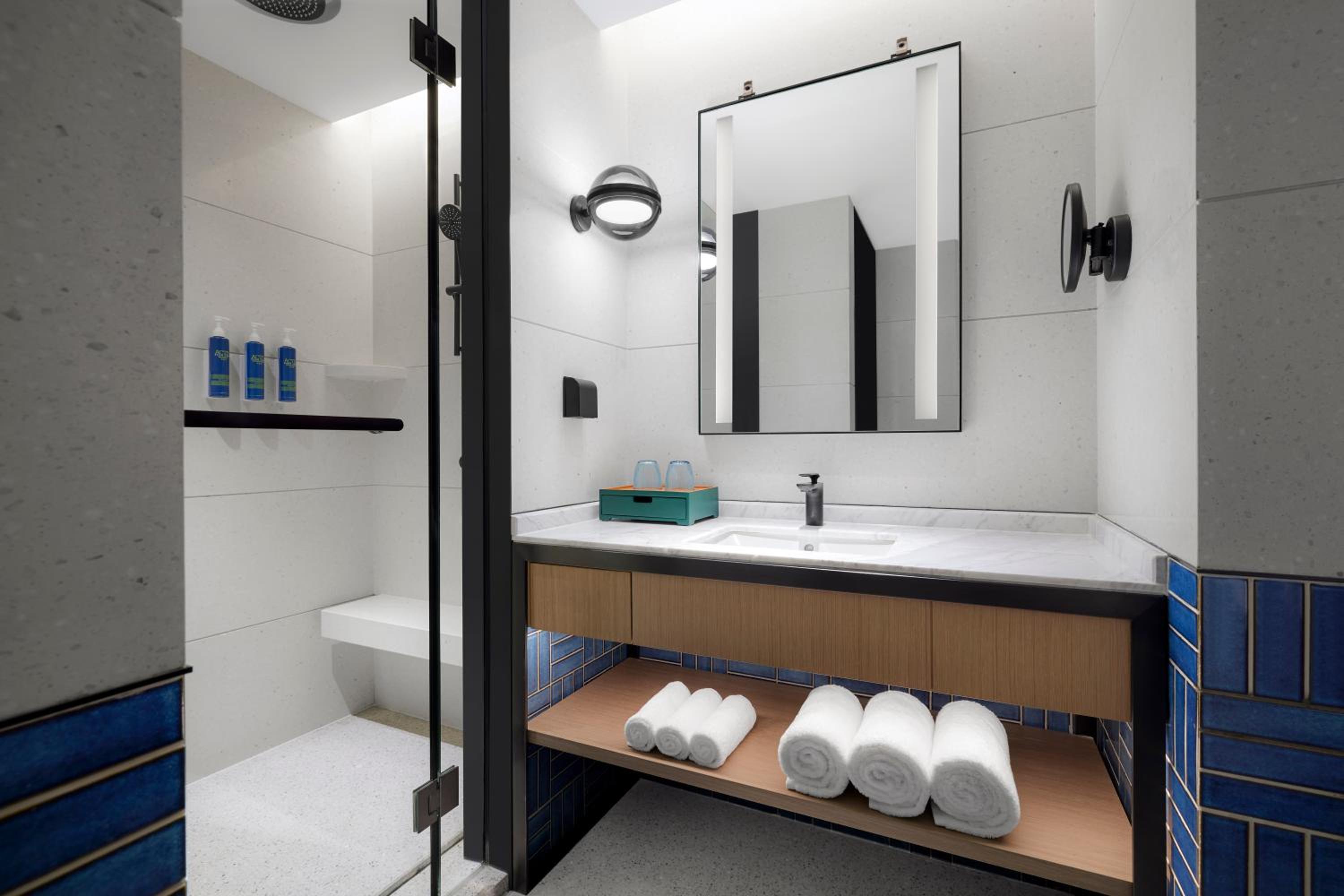 Superior King Suite with City View - Photo 3