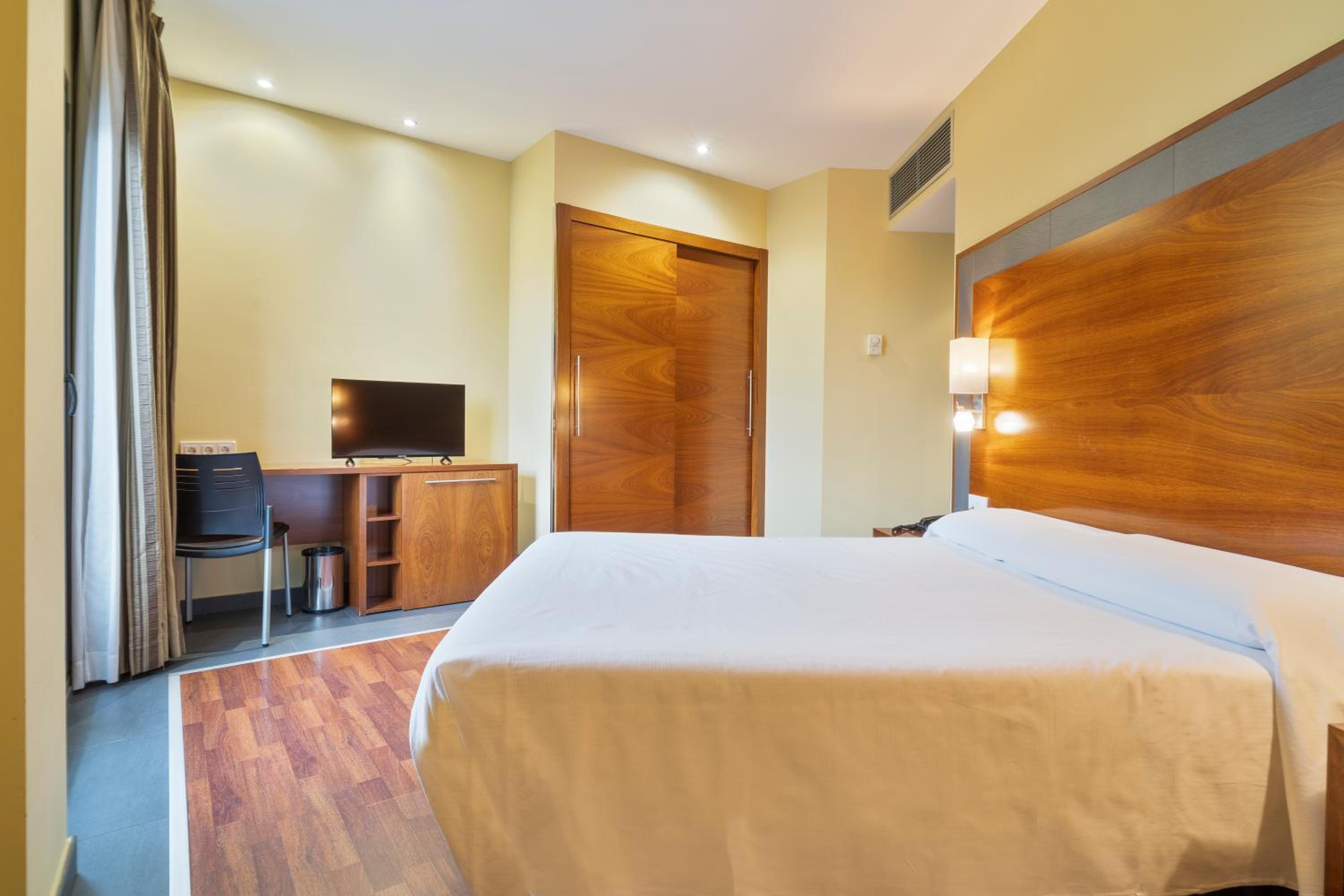 Double or Twin Room - Photo 6