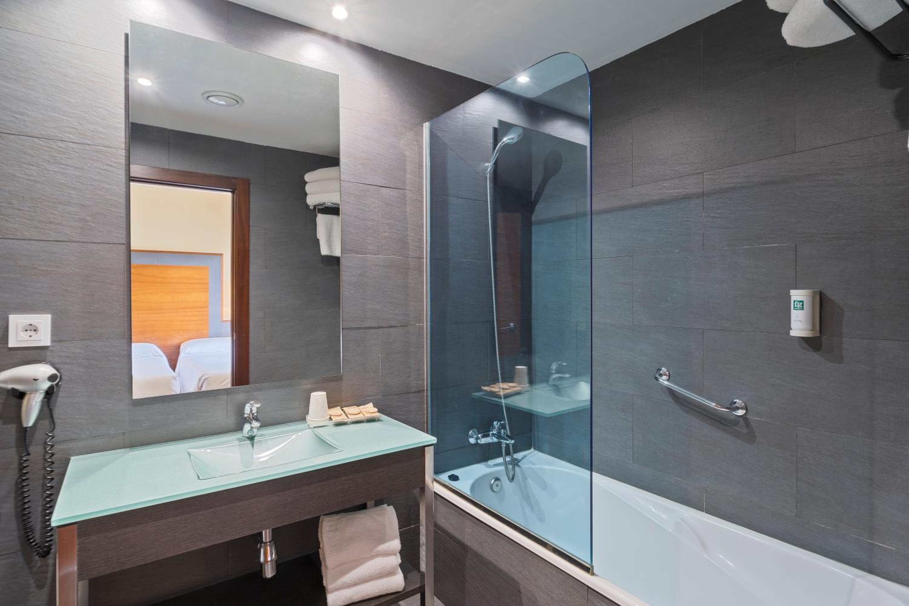 Double or Twin Room - Photo 4