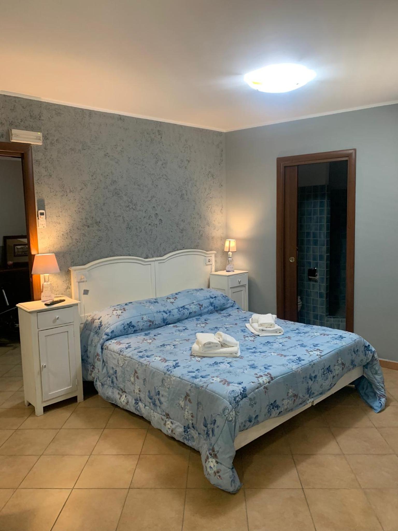 Deluxe Suite with Spa Bath photo 2