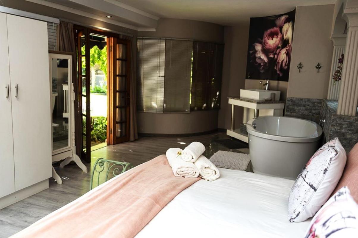 Deluxe Double or Twin Room with Pool Access - Photo 6