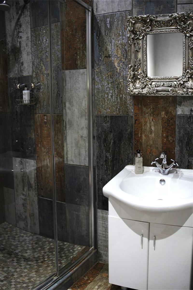Deluxe Queen Room - Photo 9