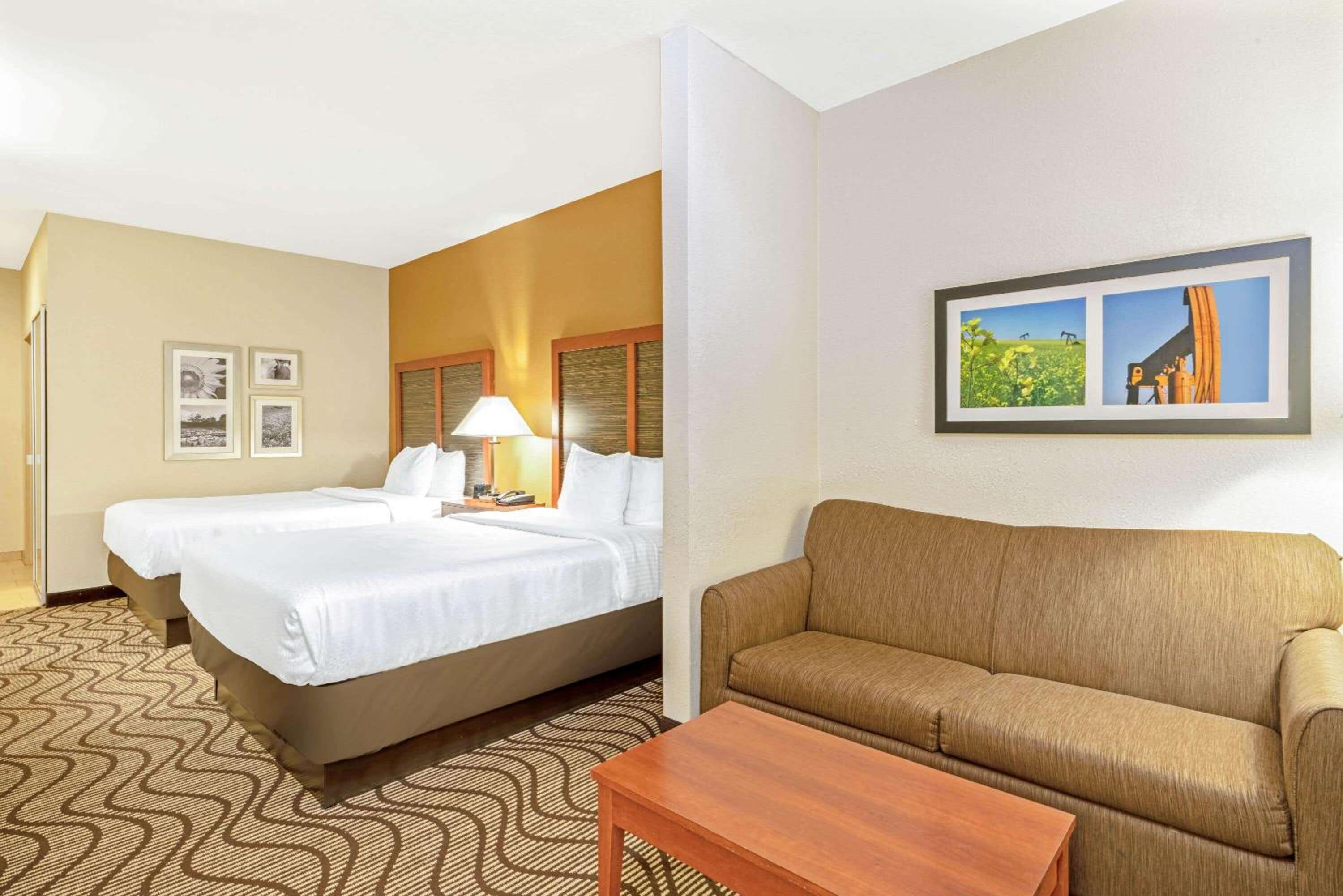 Executive Queen Room with Two Queen Beds - Photo 2