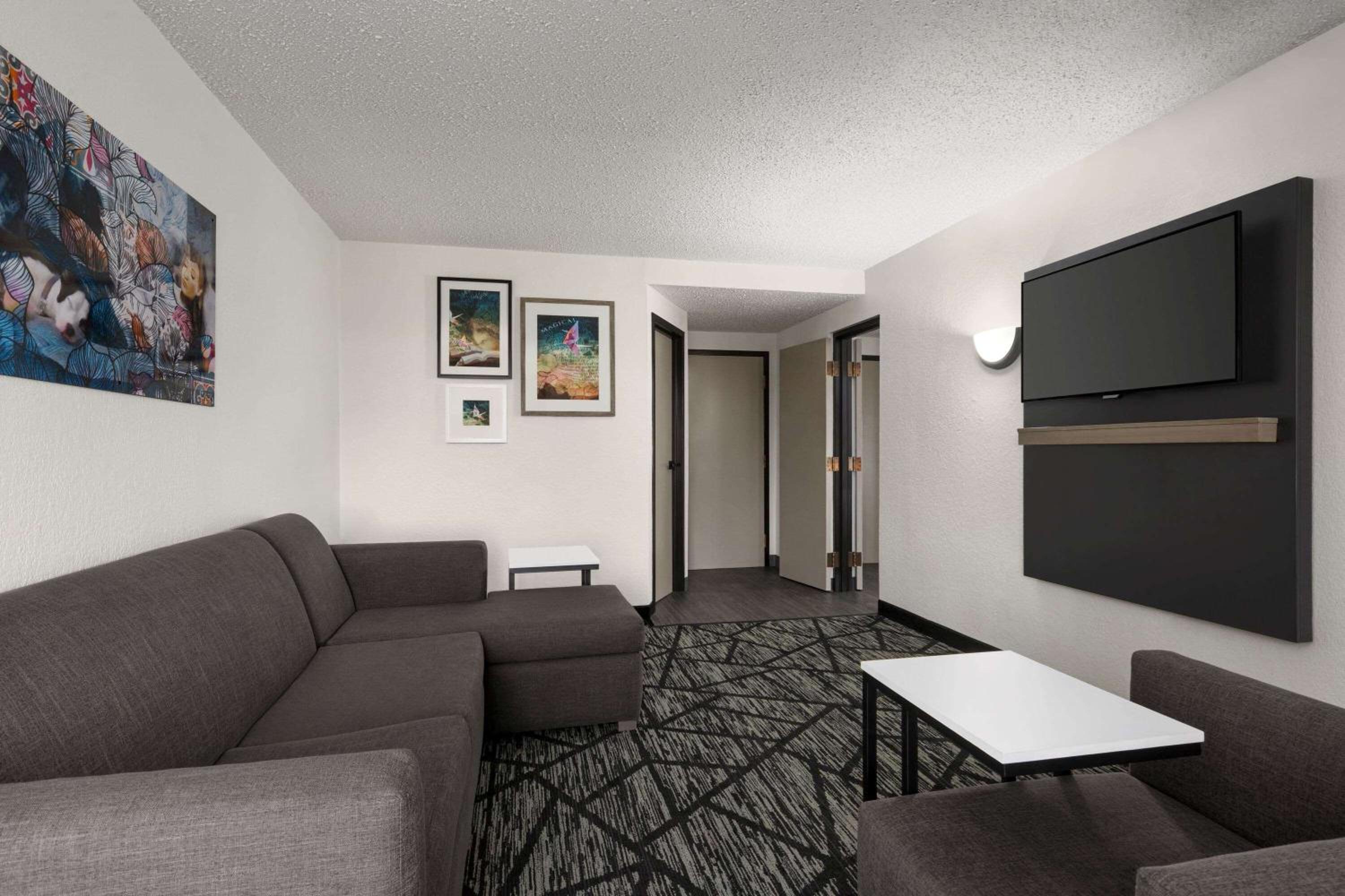 One-Bedroom King Suite - Non-Smoking - Photo 2