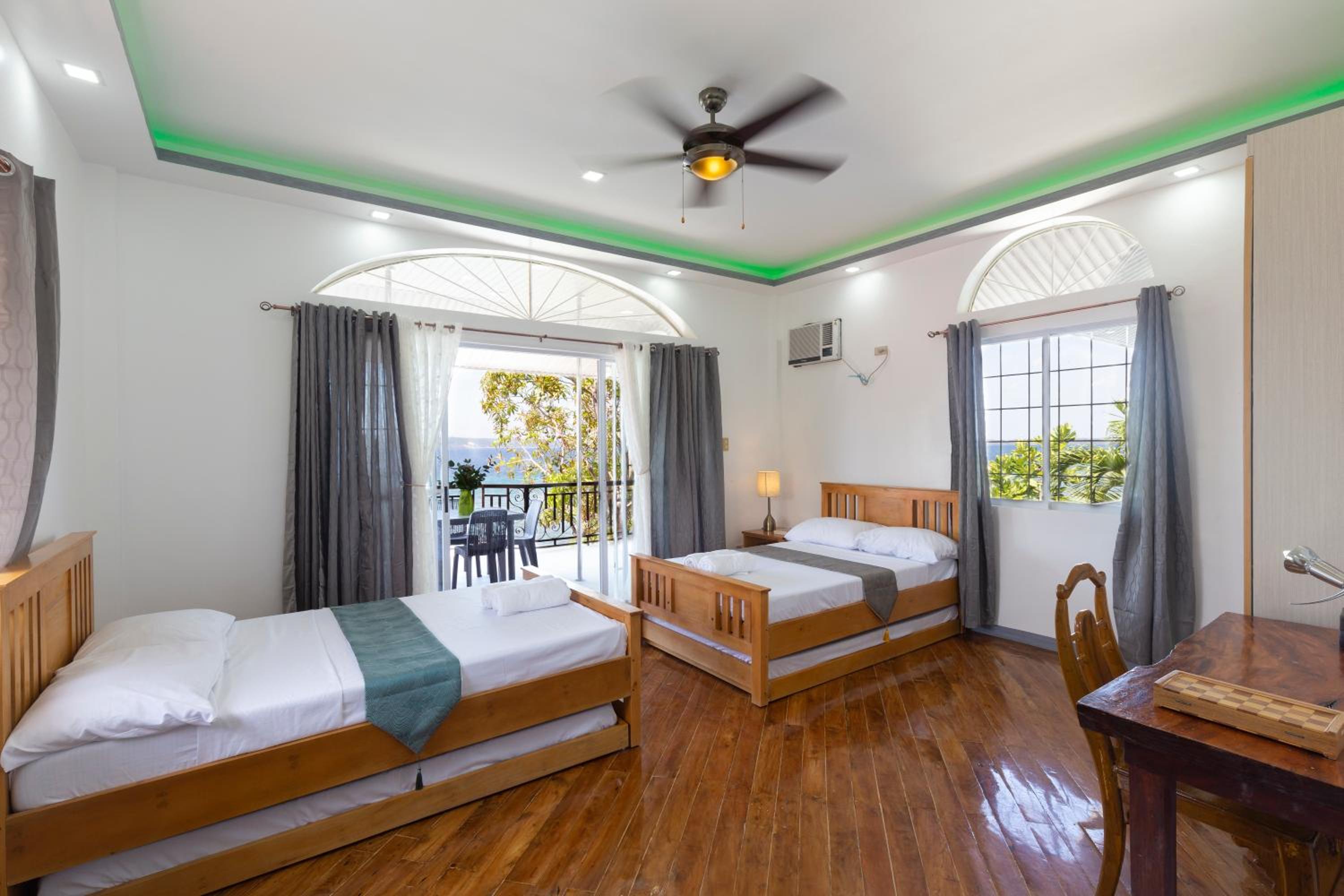Five-Bedroom House photo 1