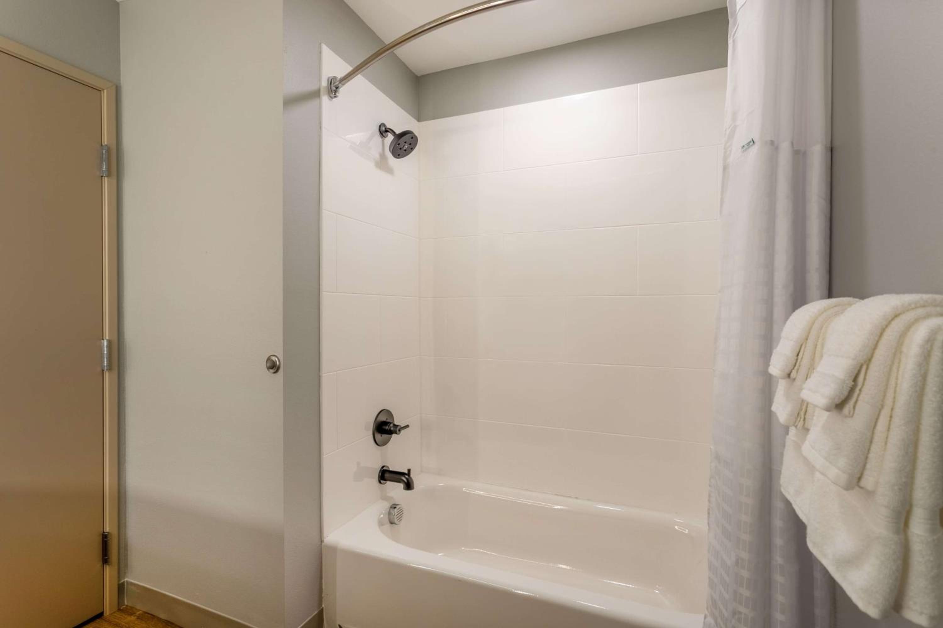 Business Queen Room with Two Queen Beds - Non-Smoking - Photo 3