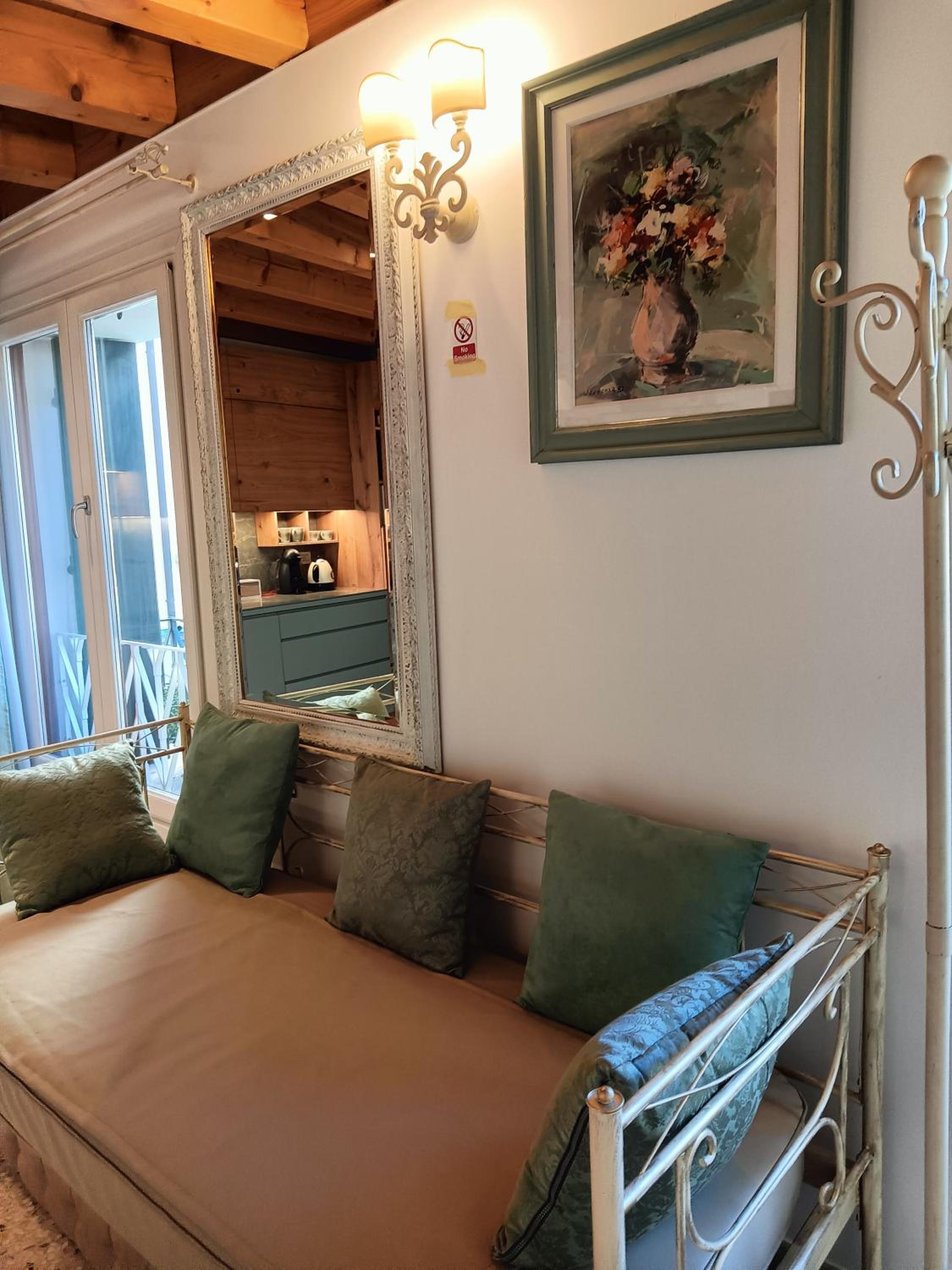 Studio Apartment - Photo 33