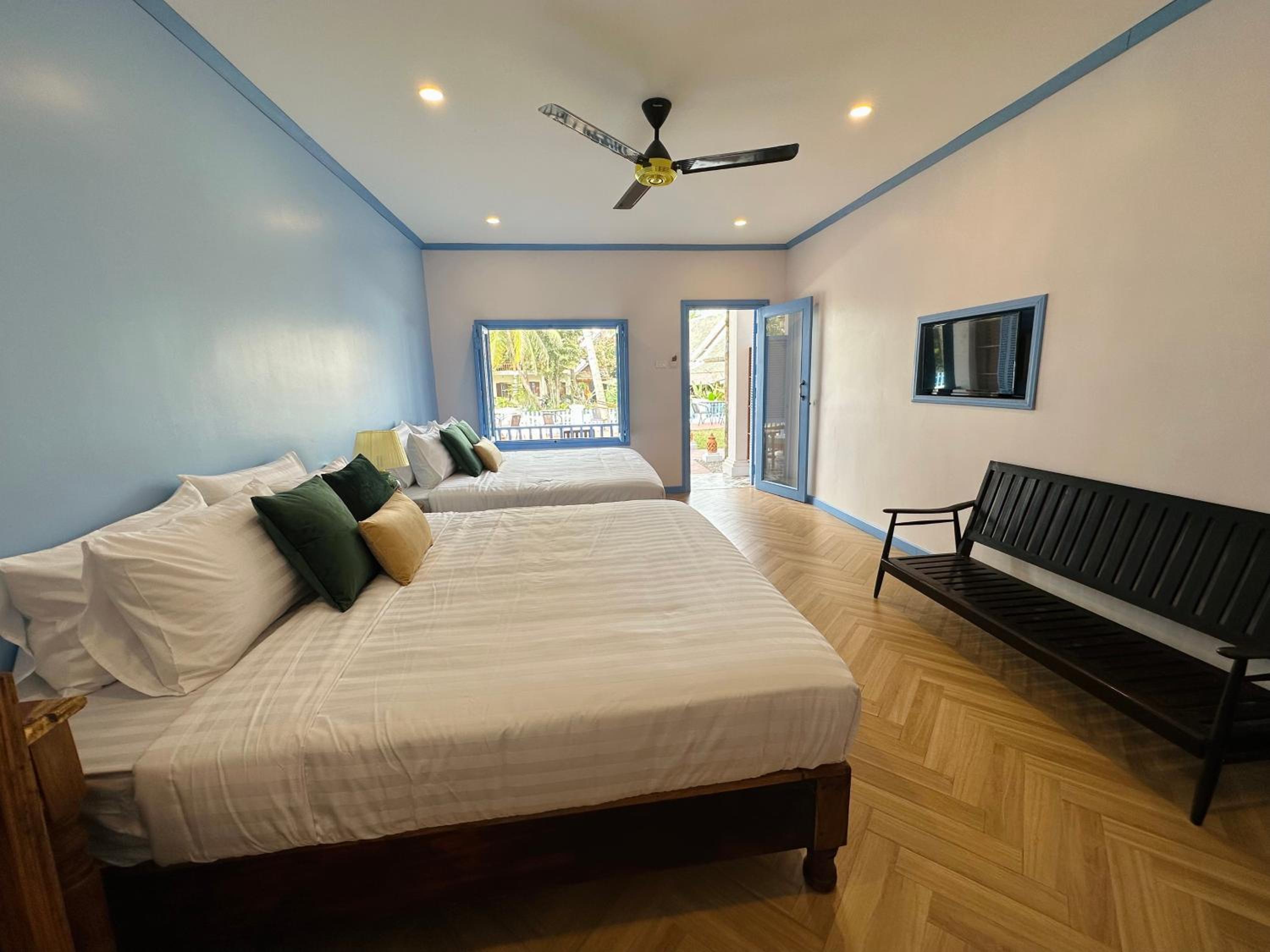 Family Room with Garden View - Photo 3