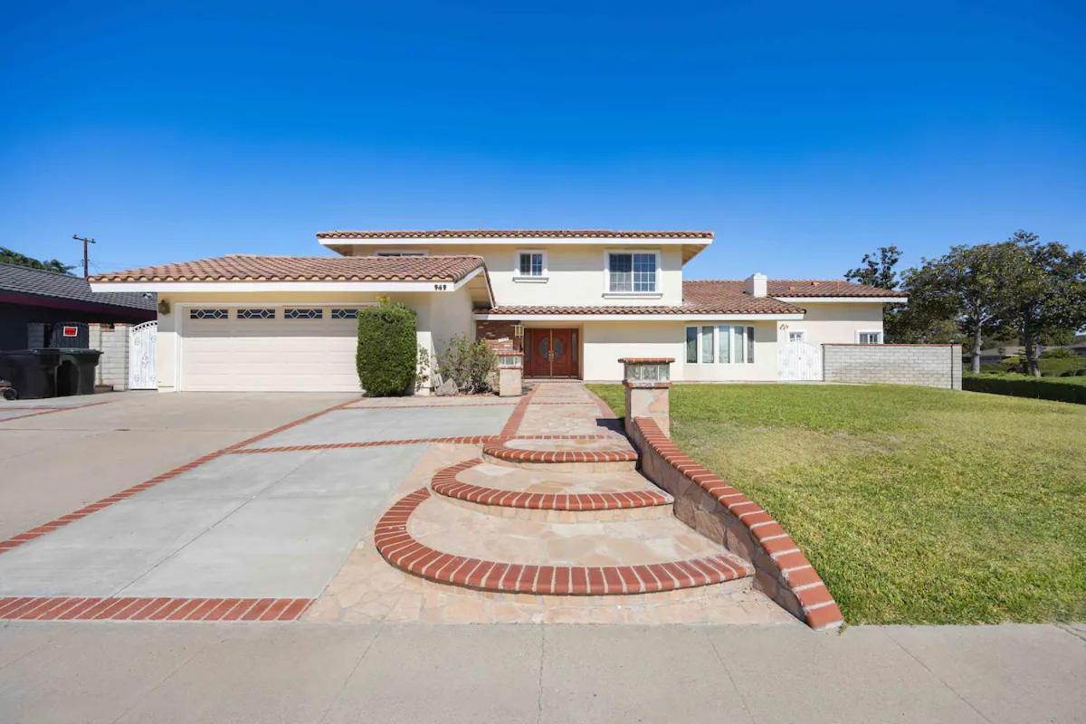 Five-Bedroom House photo 2