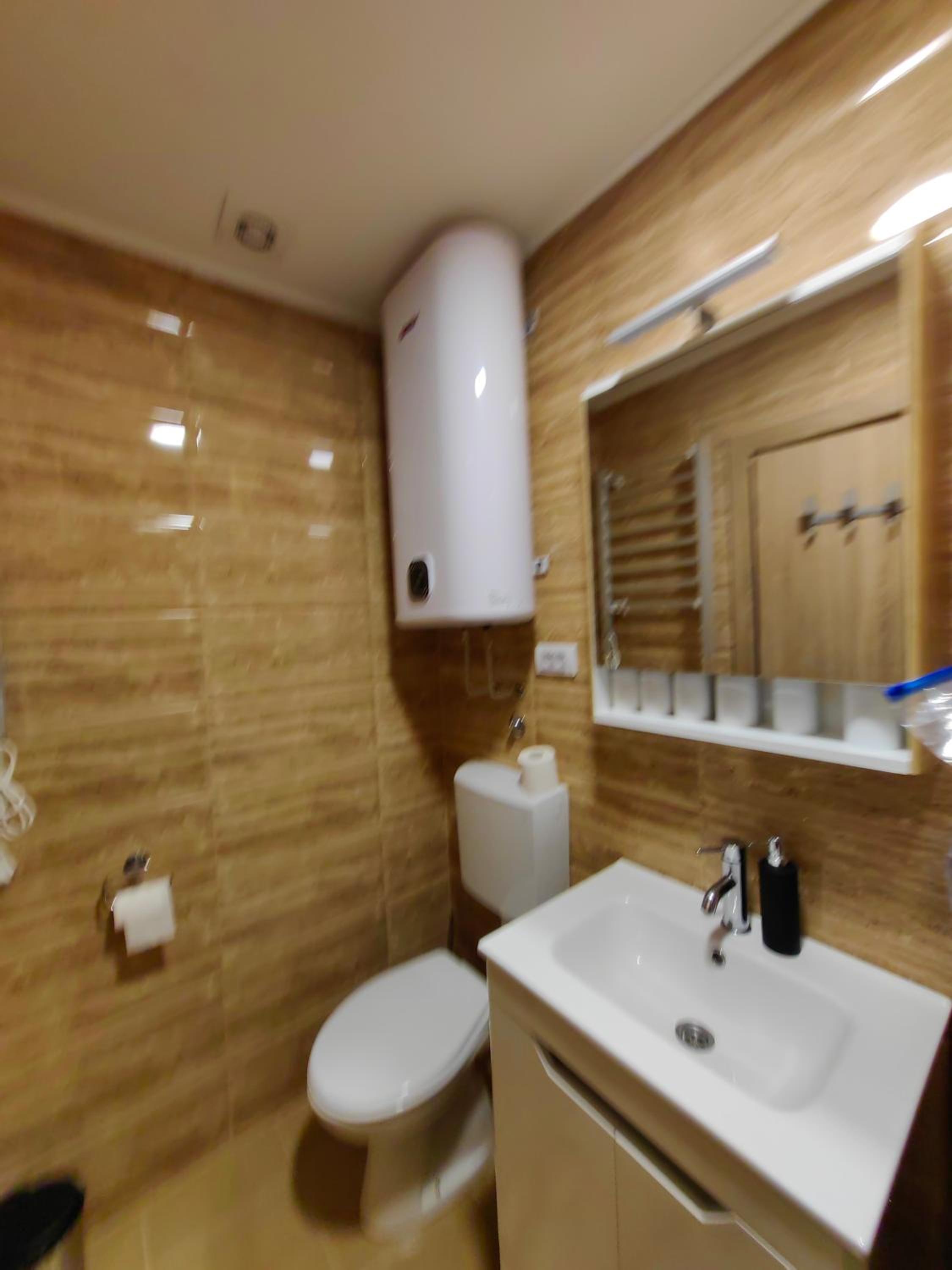 Quadruple Room with Bathroom - Photo 8