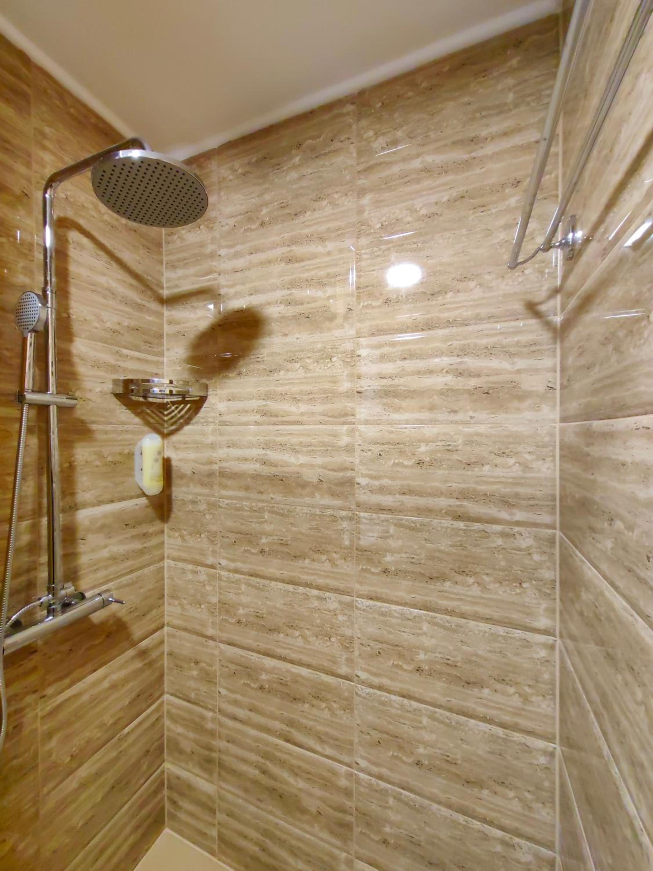 Quadruple Room with Bathroom - Photo 2