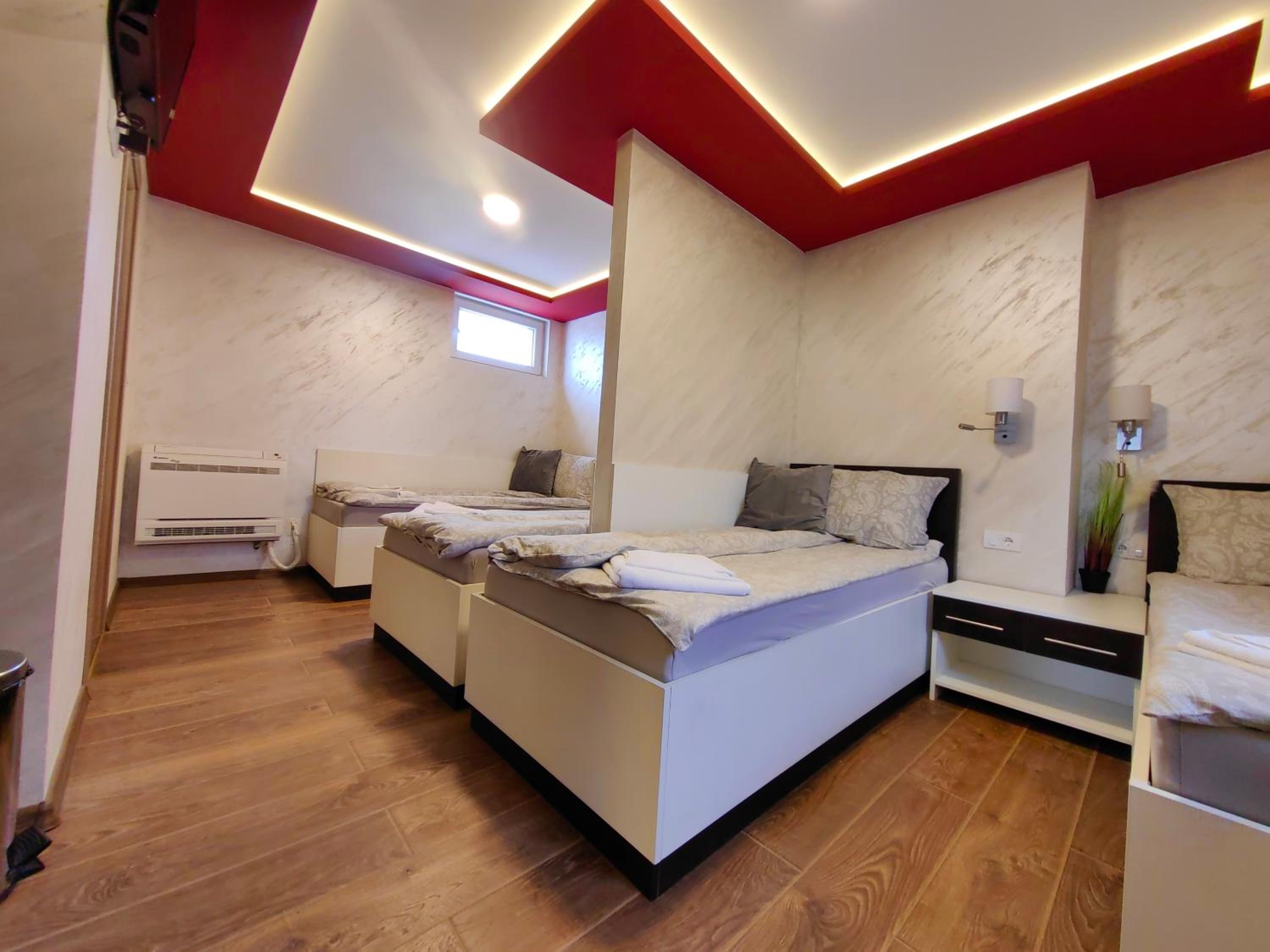Quadruple Room with Bathroom - Photo 6