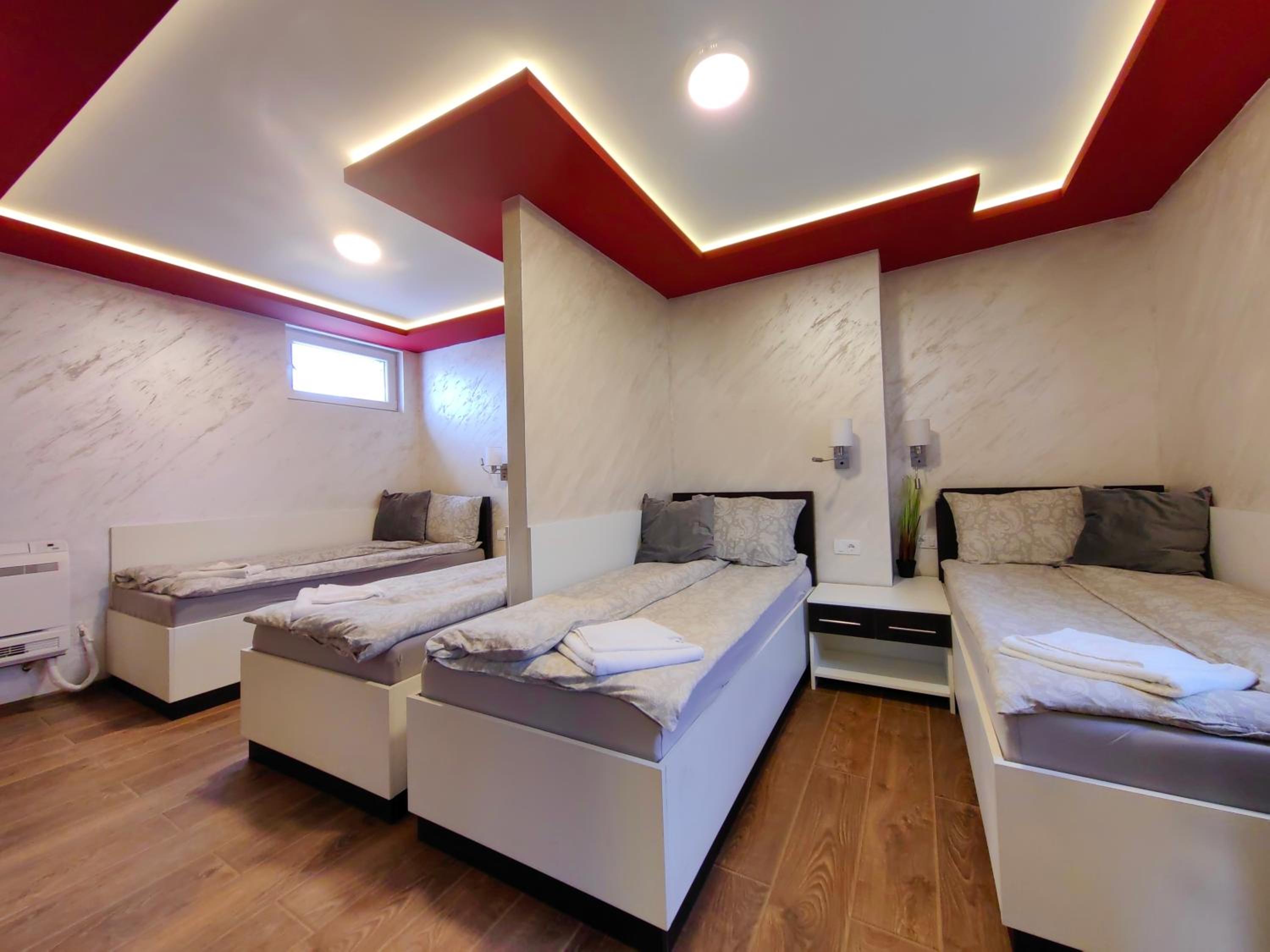 Quadruple Room with Bathroom - Photo 1