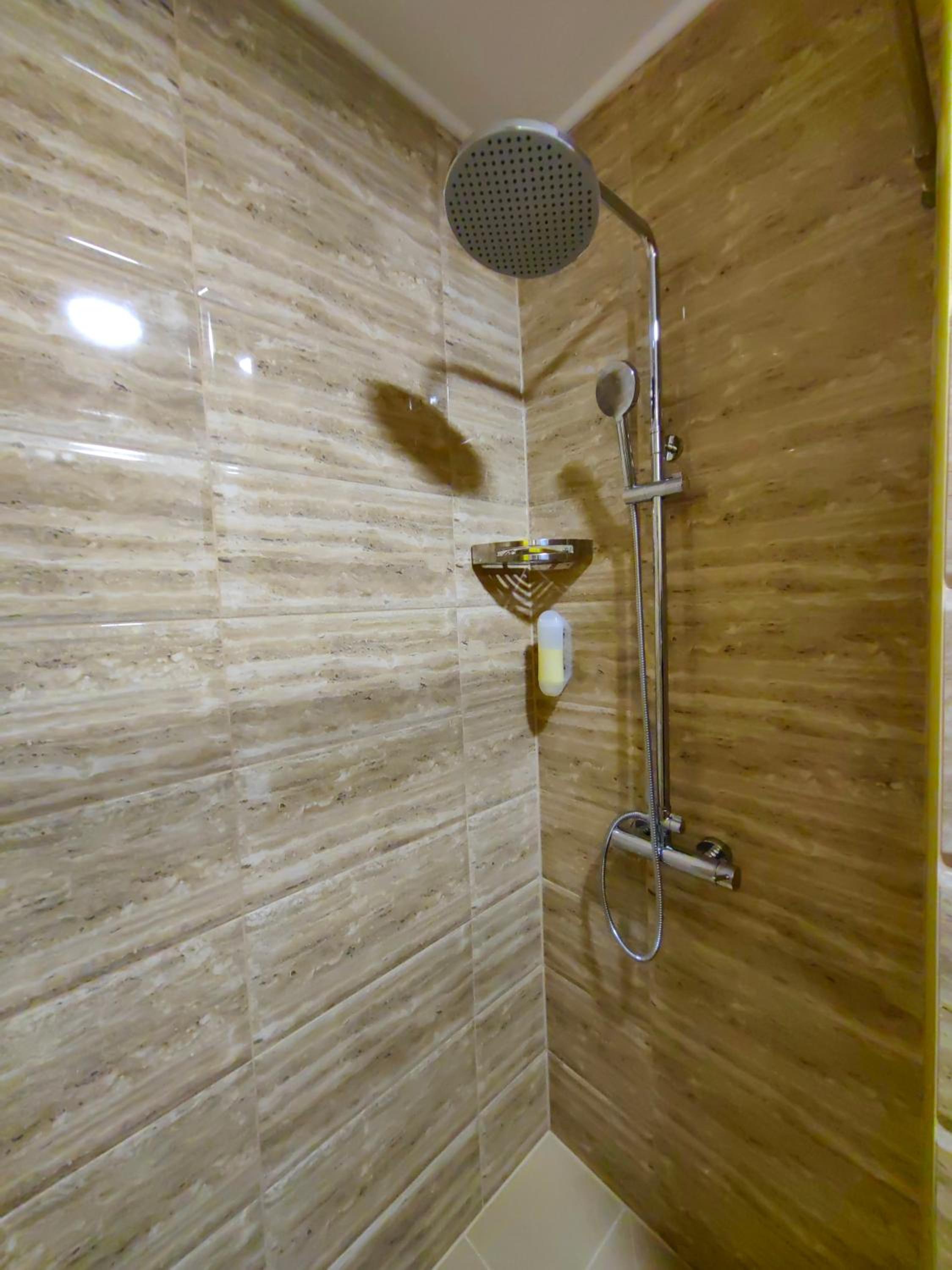 Quadruple Room with Bathroom - Photo 8