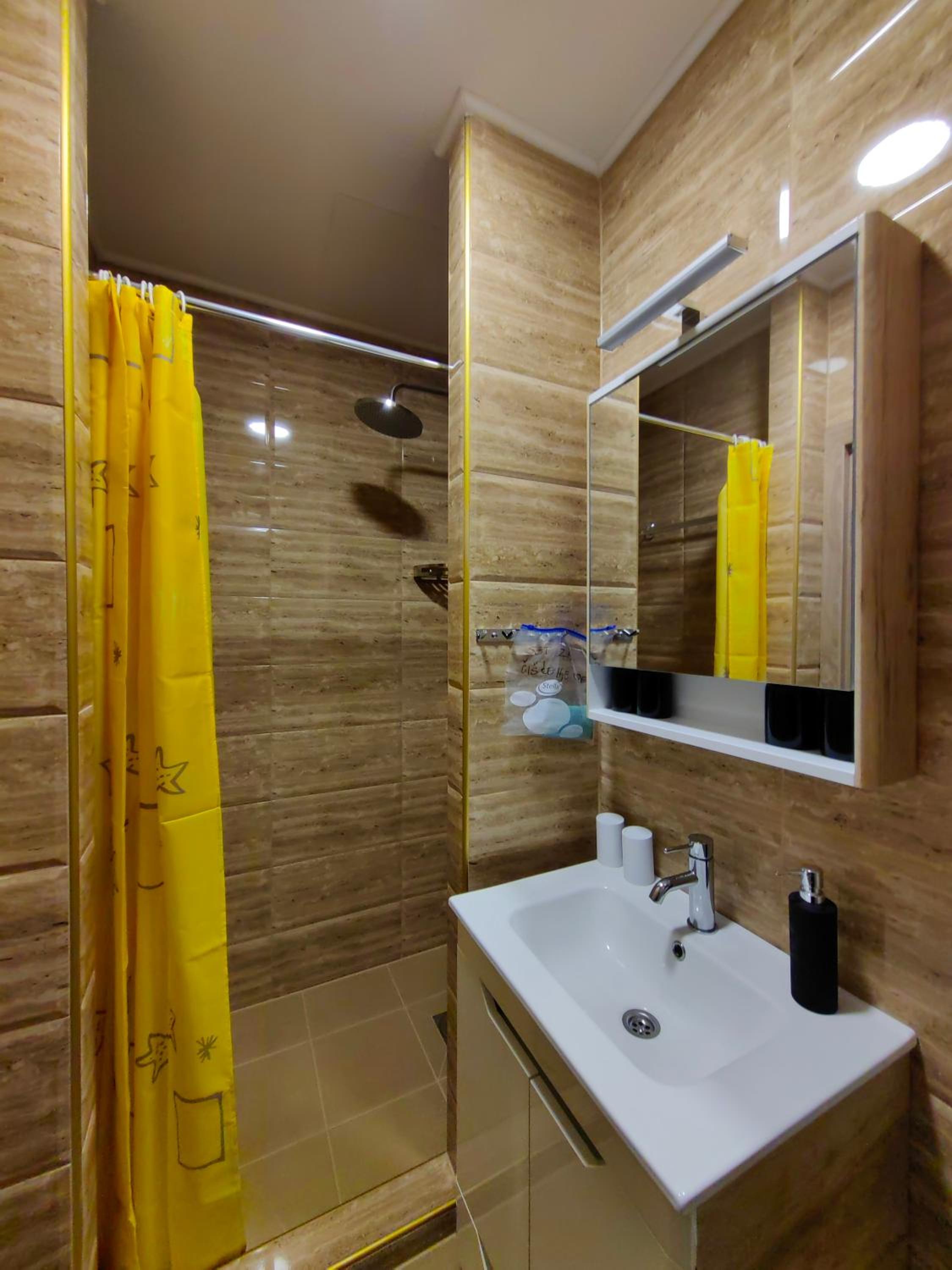 Quadruple Room with Bathroom - Photo 9