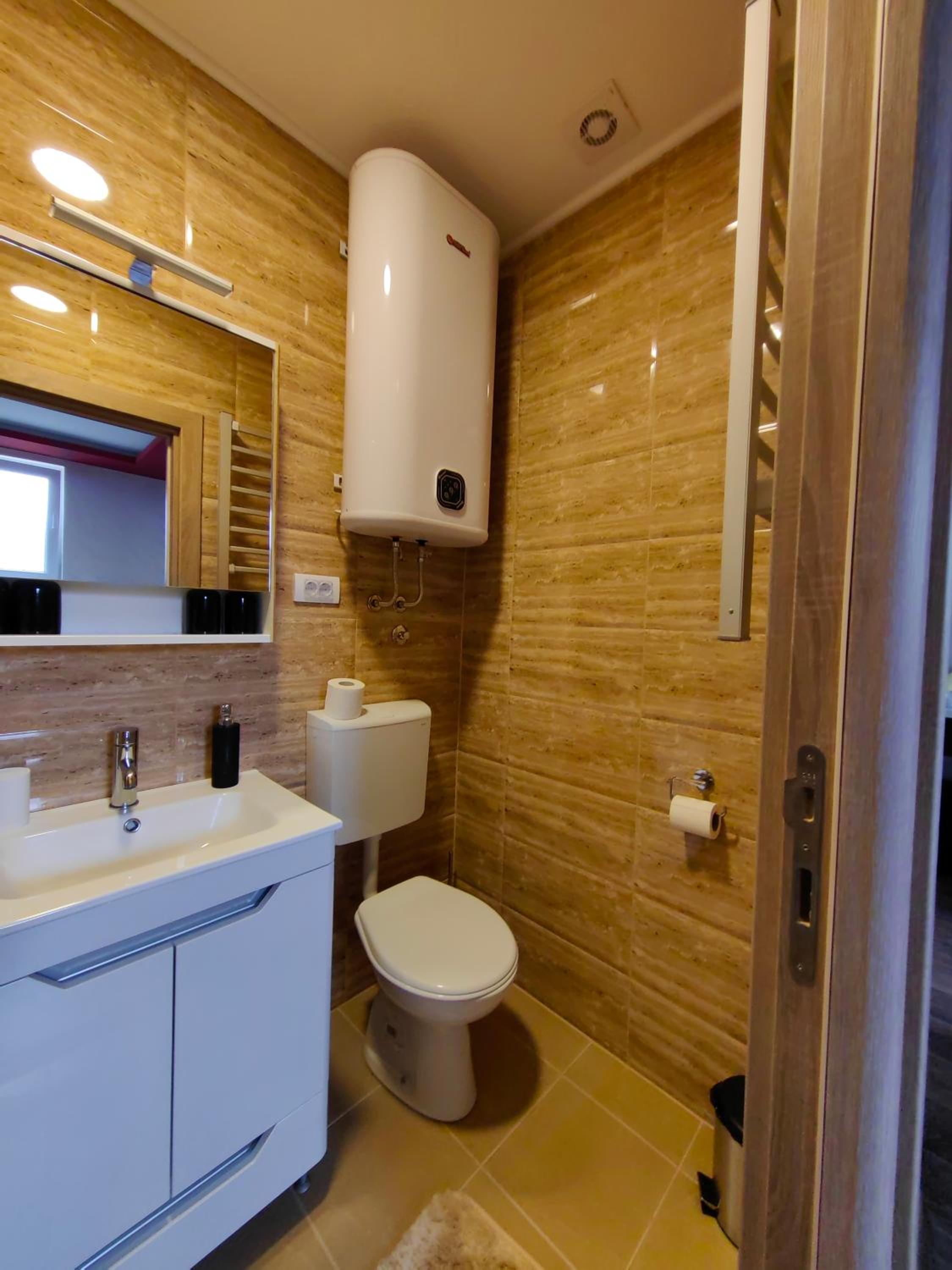 Quadruple Room with Bathroom - Photo 10