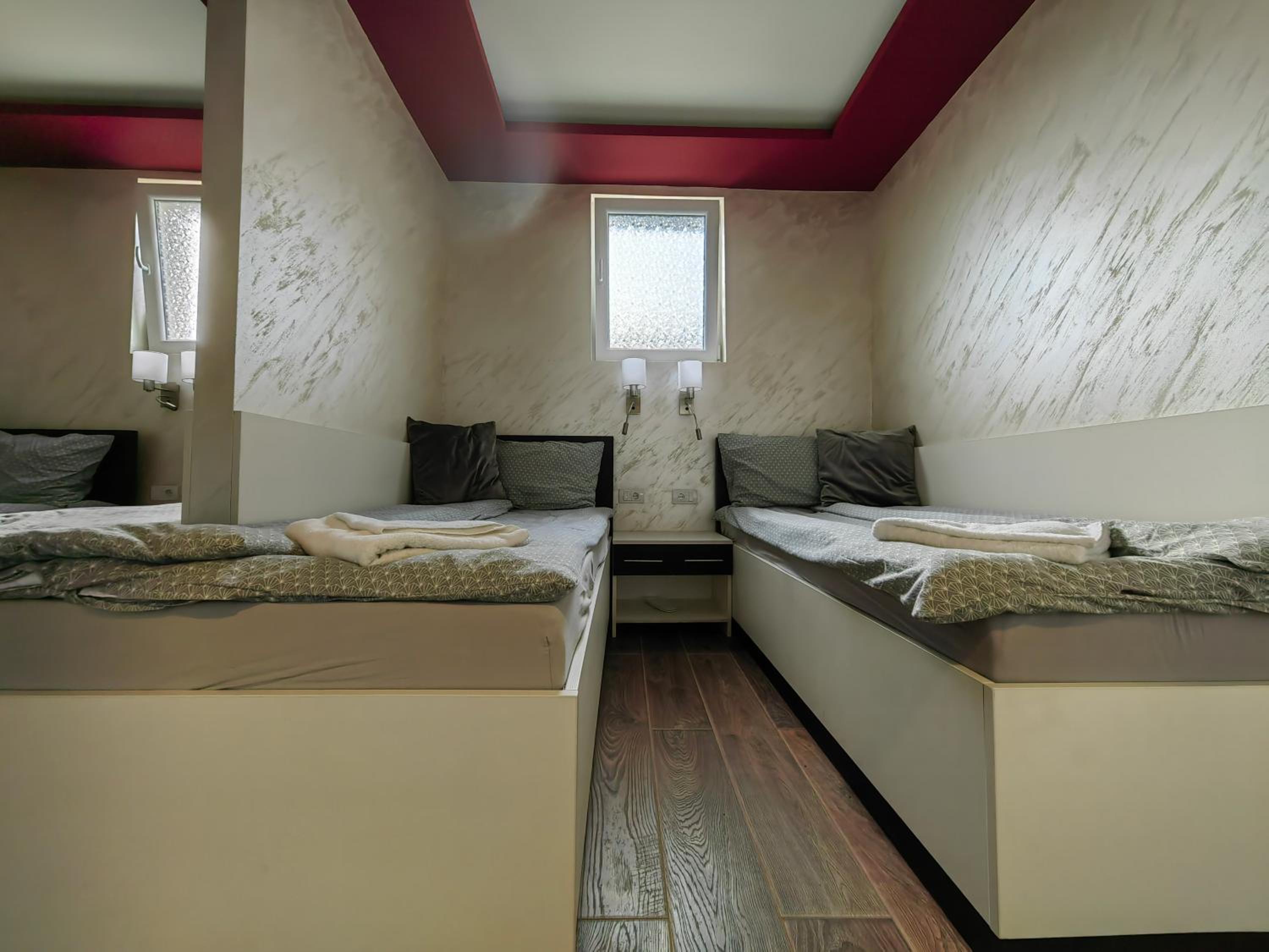Quadruple Room with Bathroom - Photo 2
