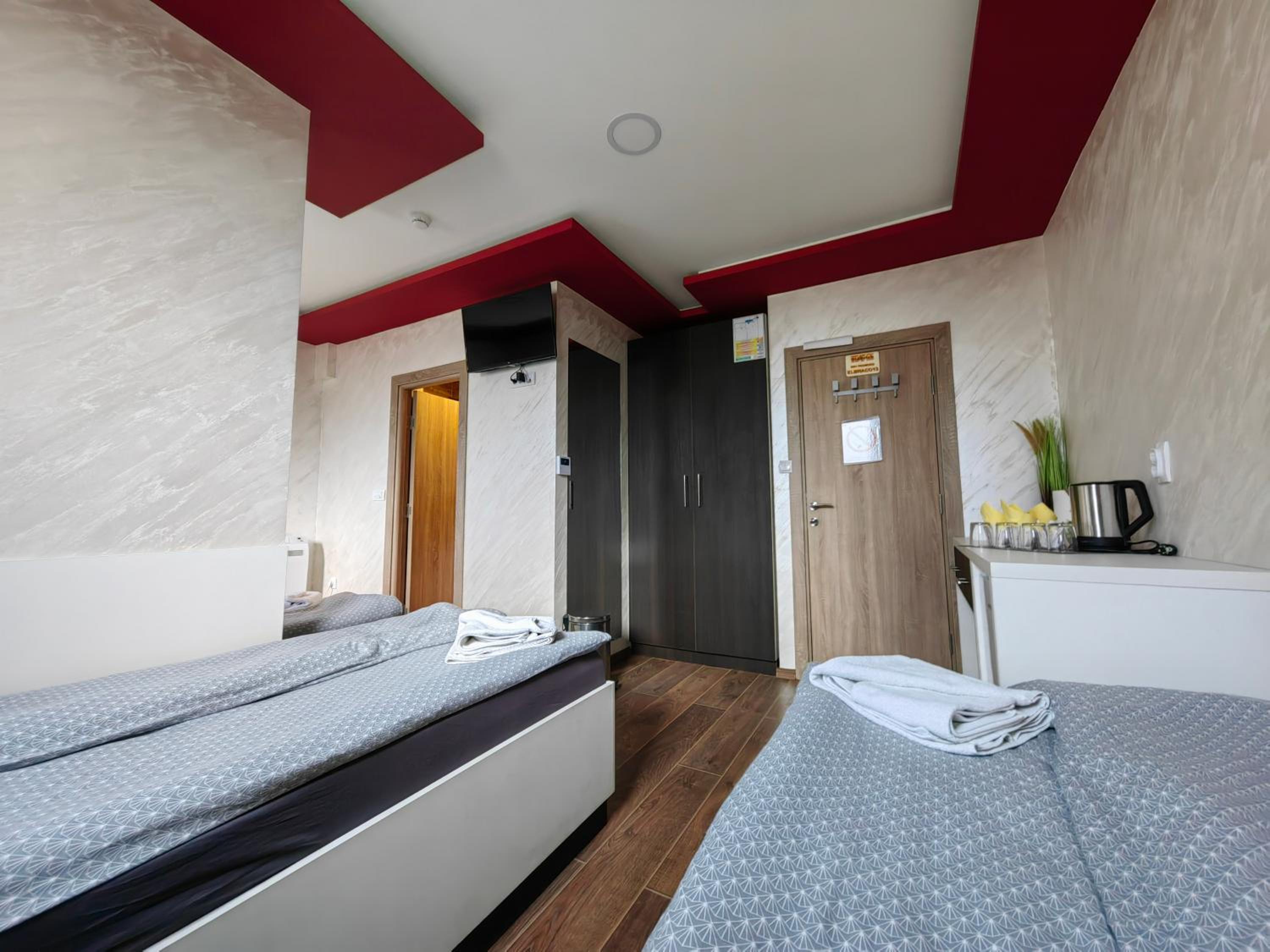Quadruple Room with Bathroom - Photo 3