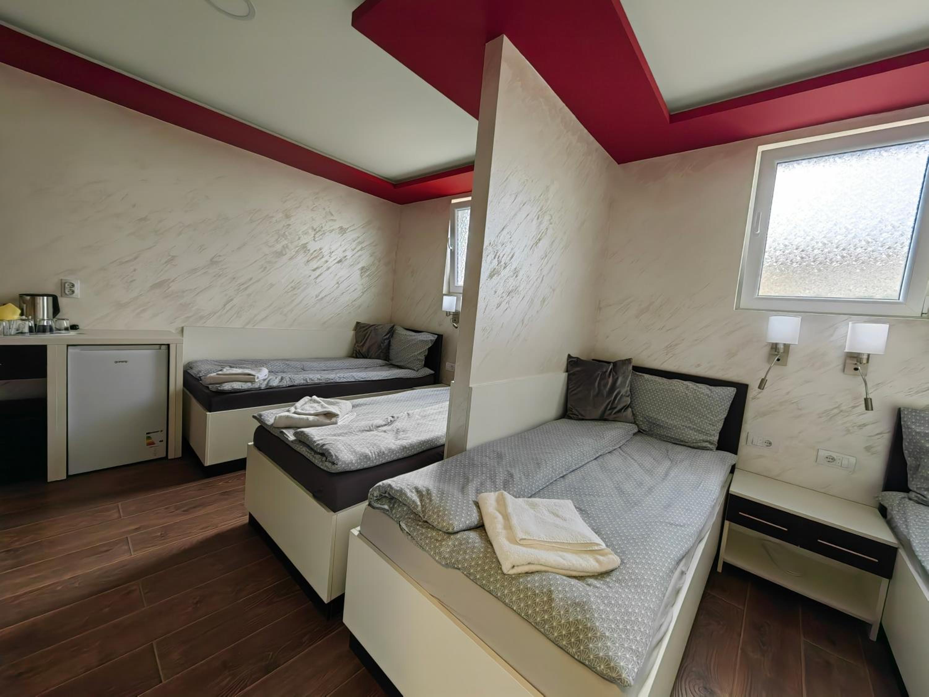Quadruple Room with Bathroom - Photo 5