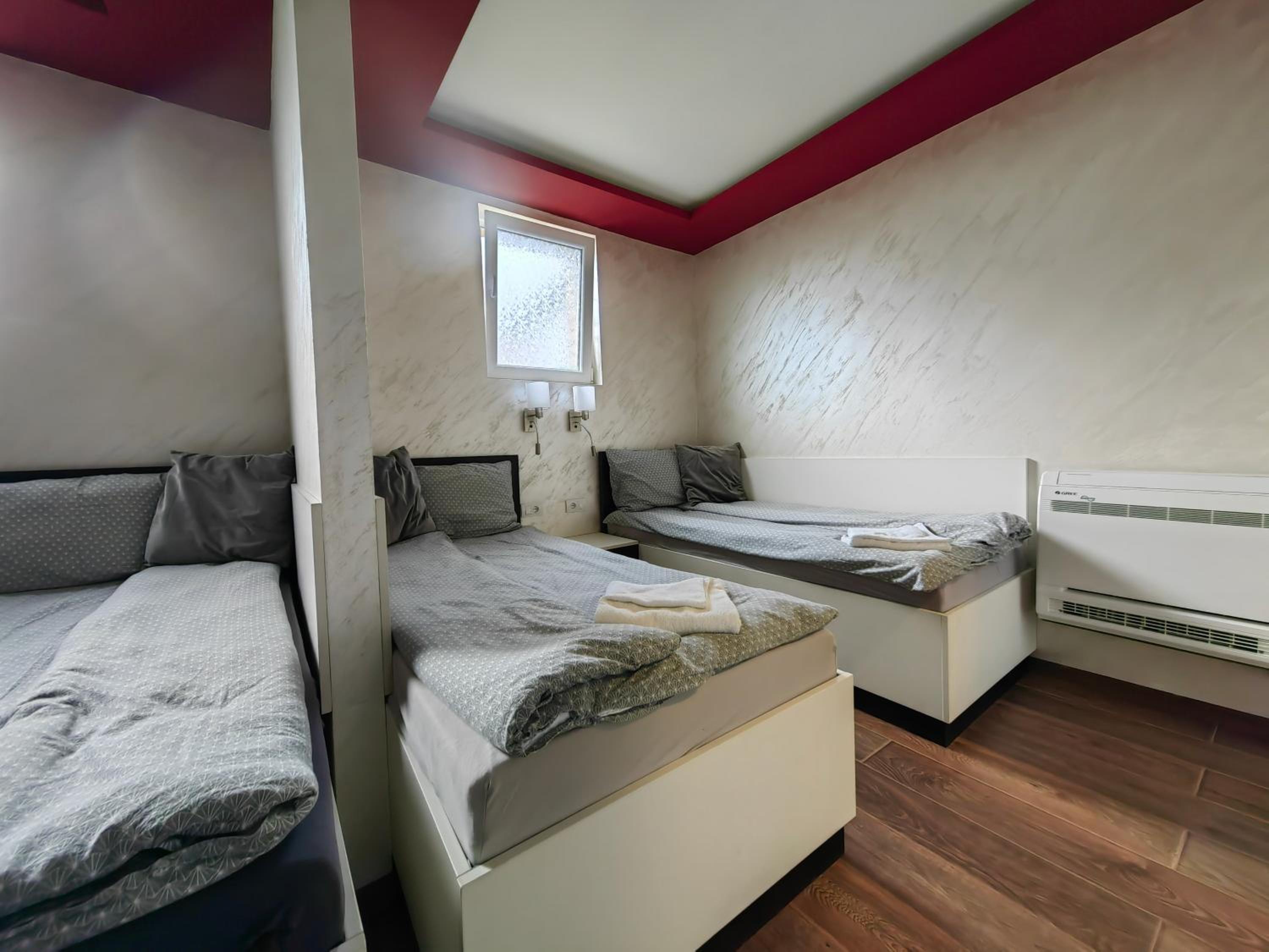 Quadruple Room with Bathroom - Photo 6