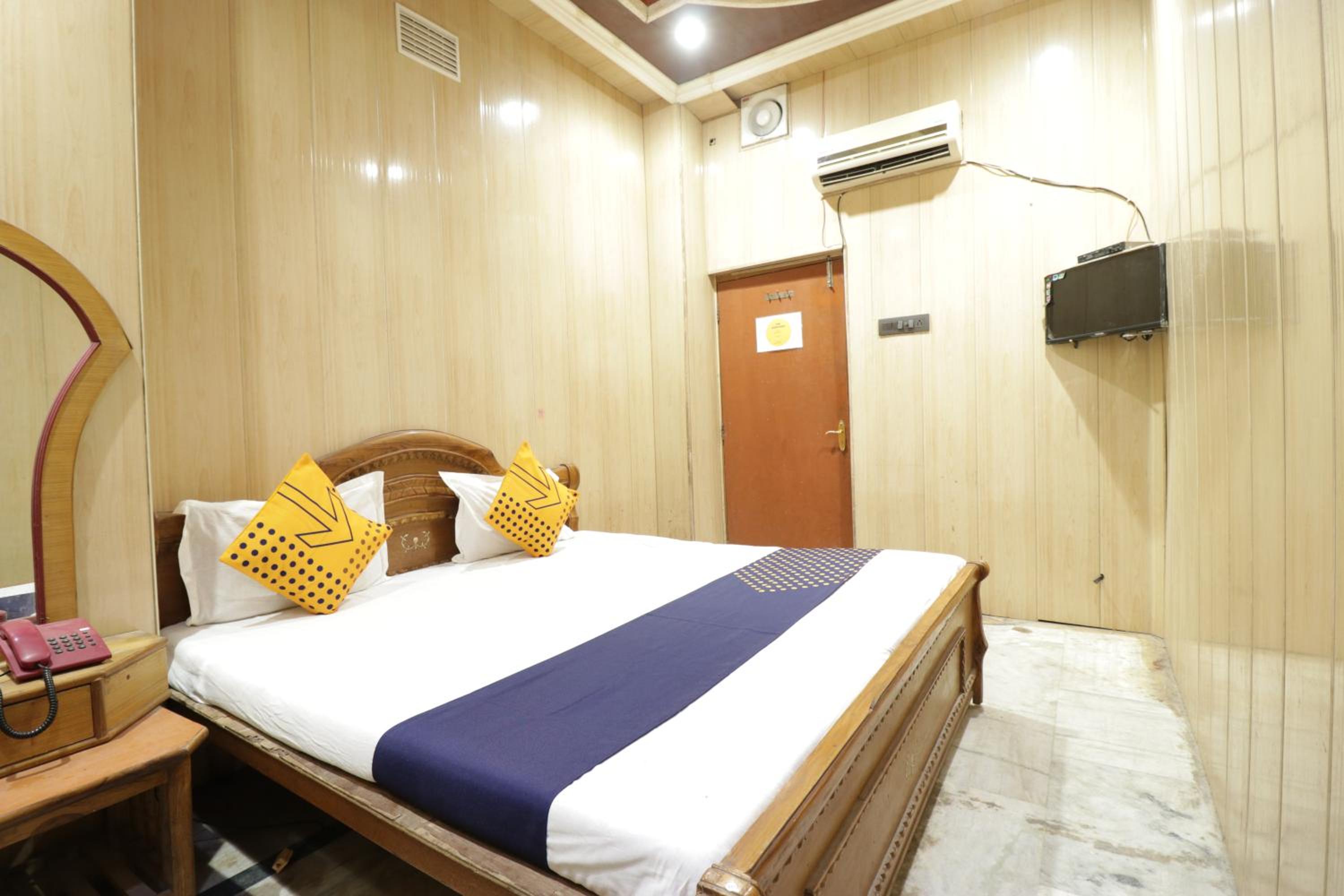 Deluxe Room (2 Adults + 1 Child)