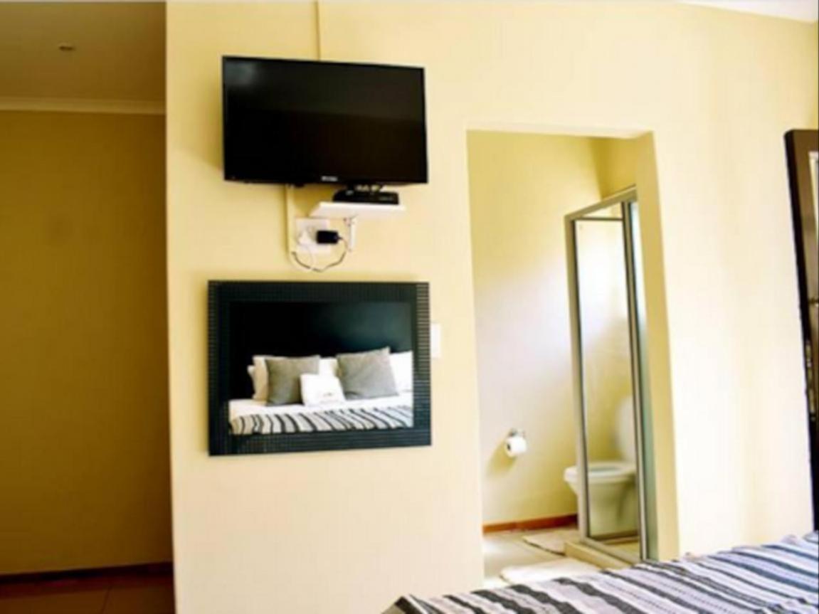 Standard Family Room - Photo 6