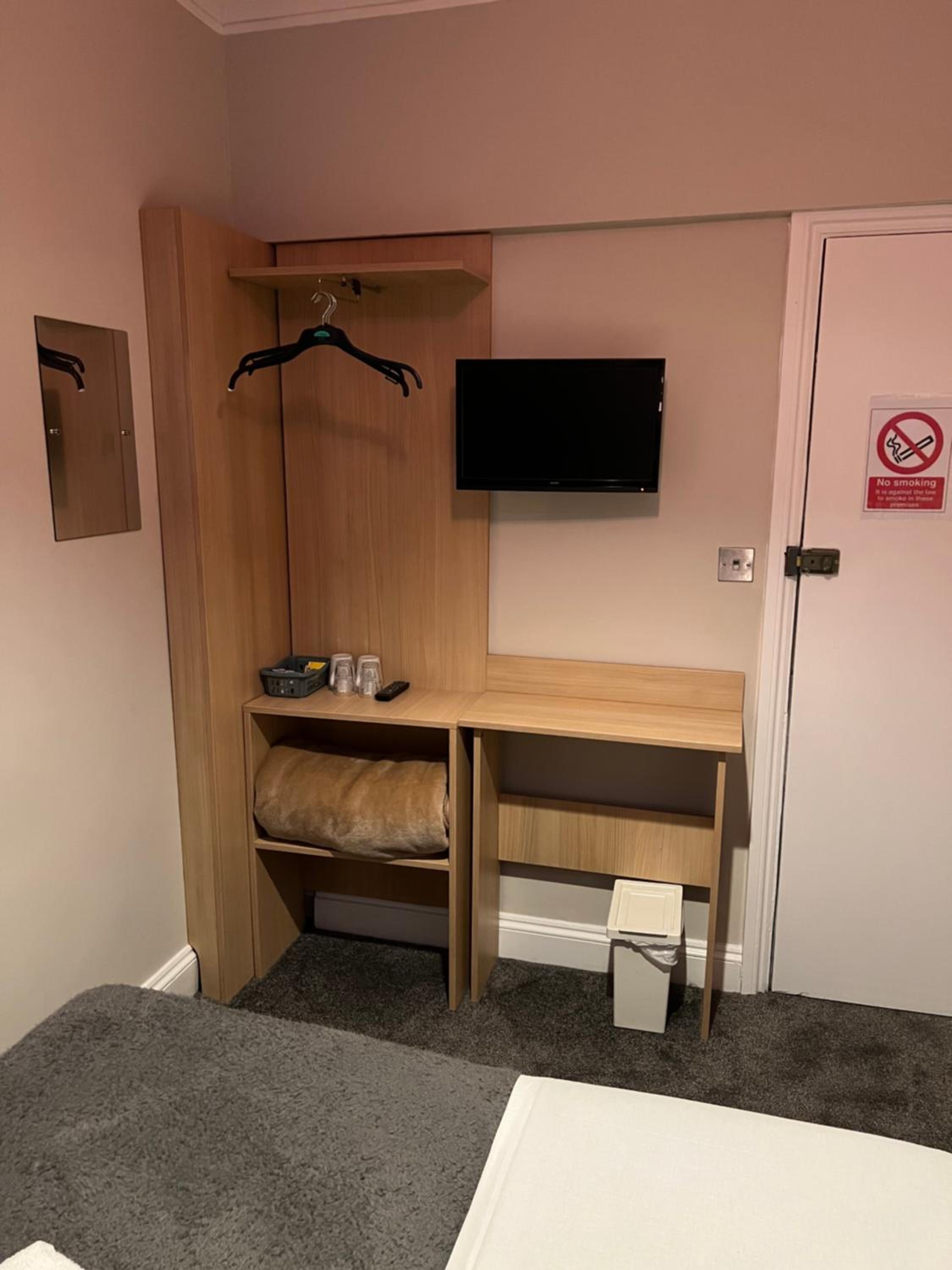Double Room with Shared Bathroom photo 3