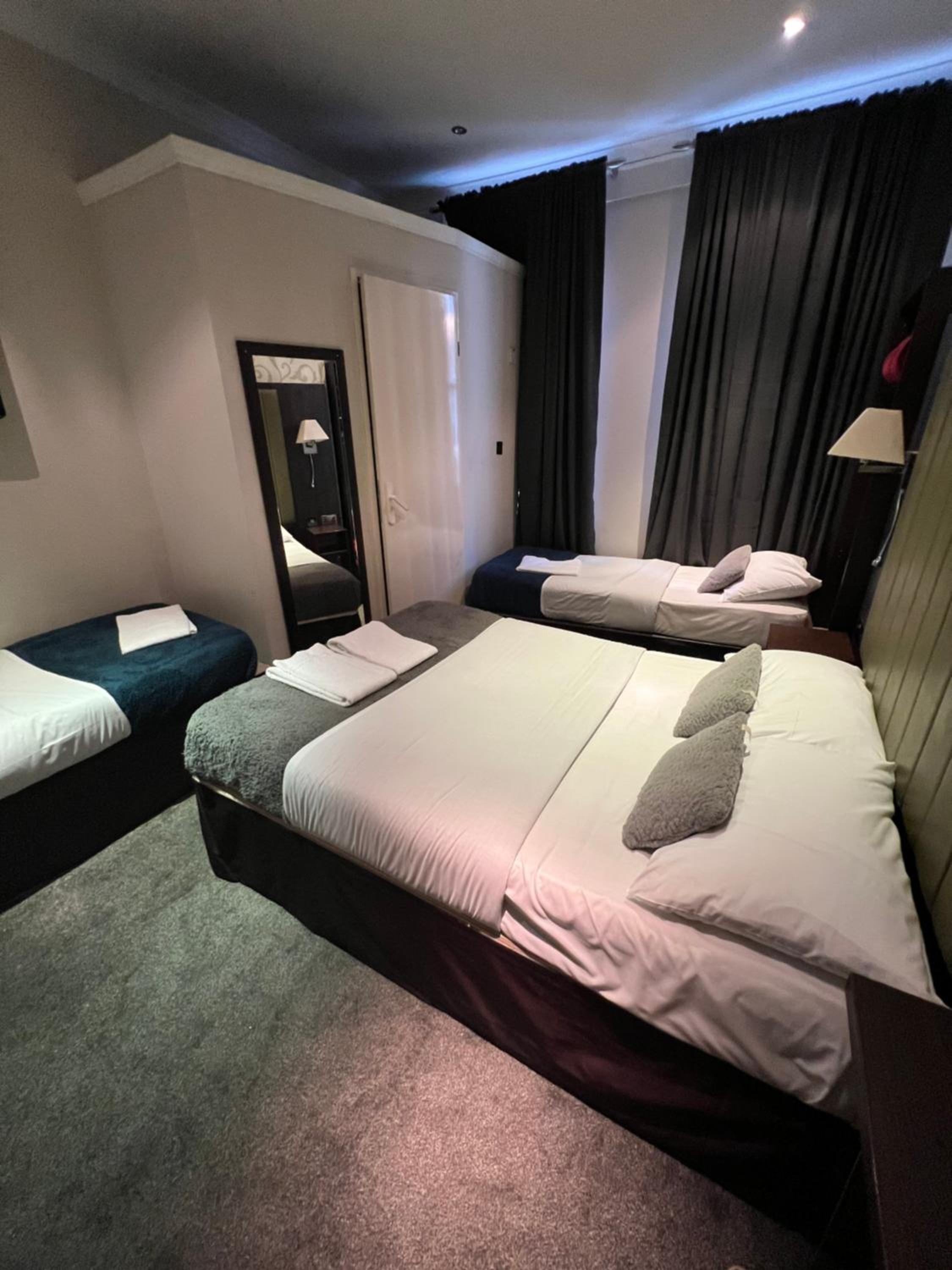 Executive Quadruple Room photo 2