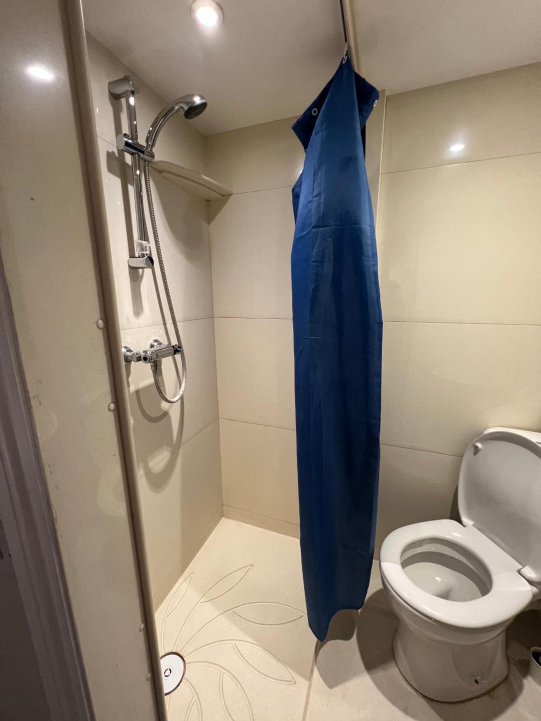Single Room with Private Bathroom photo 2