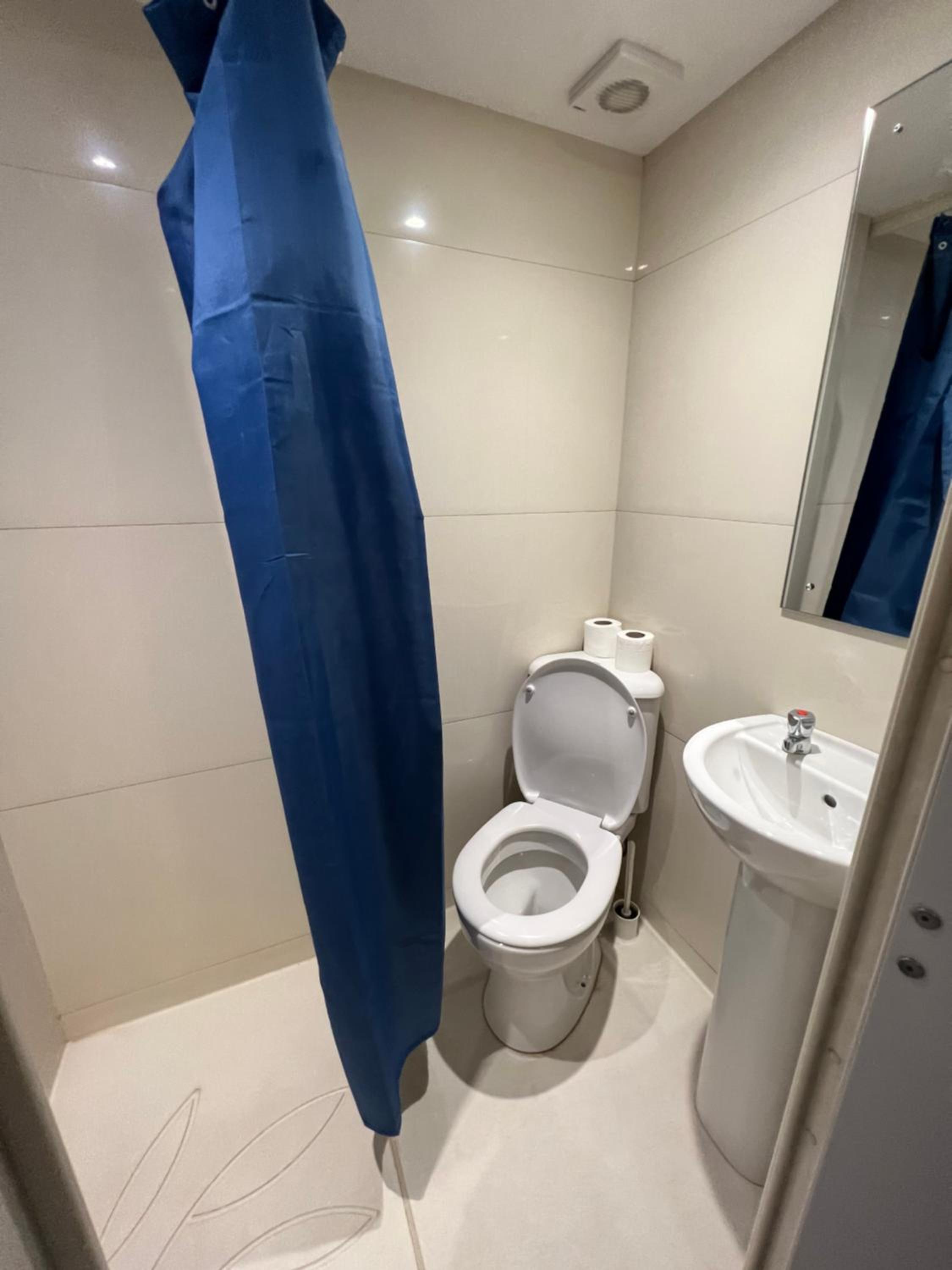 Single Room with Private Bathroom photo 3