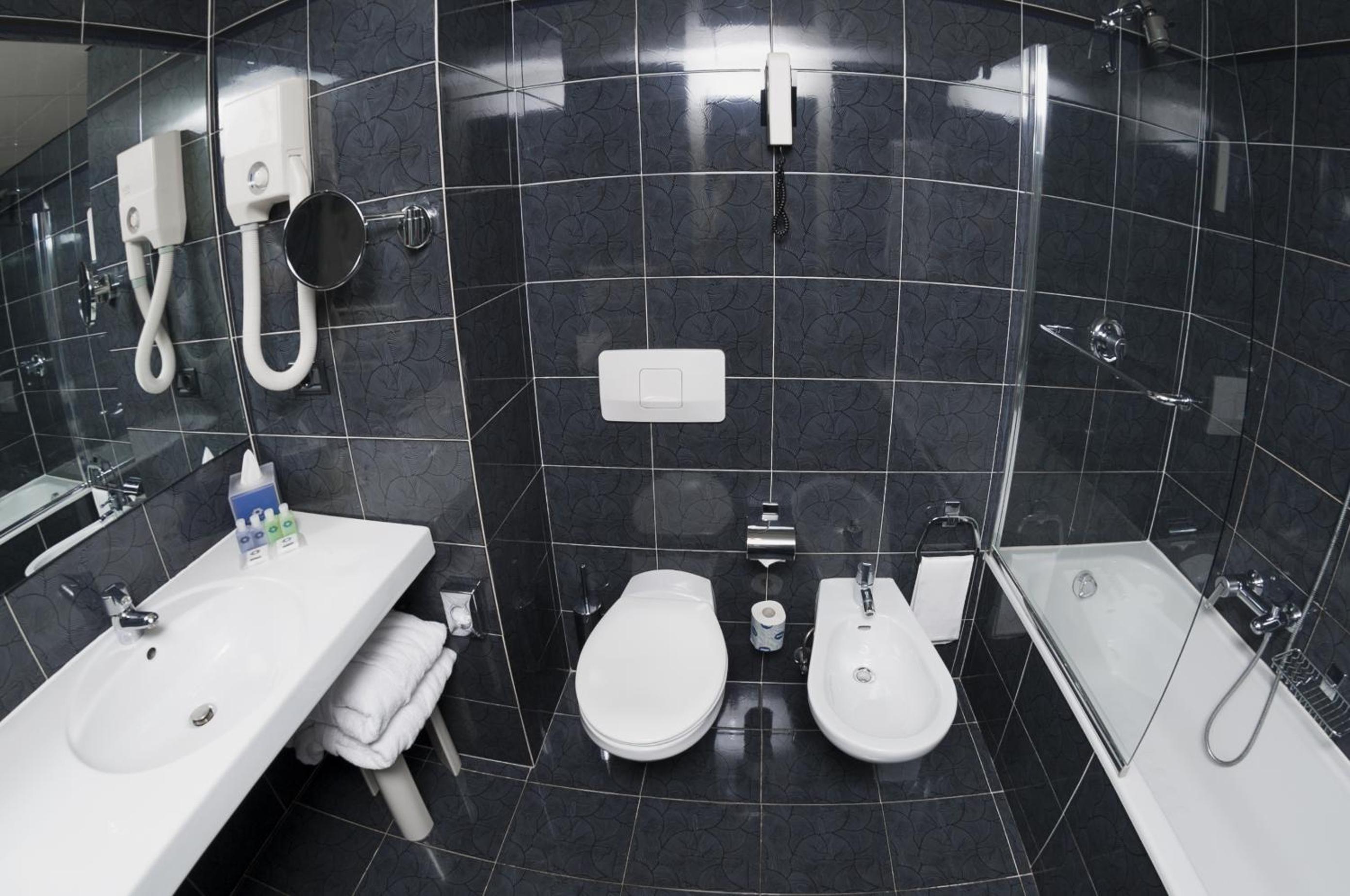 Standard Double or Twin Room with Park View - Photo 8