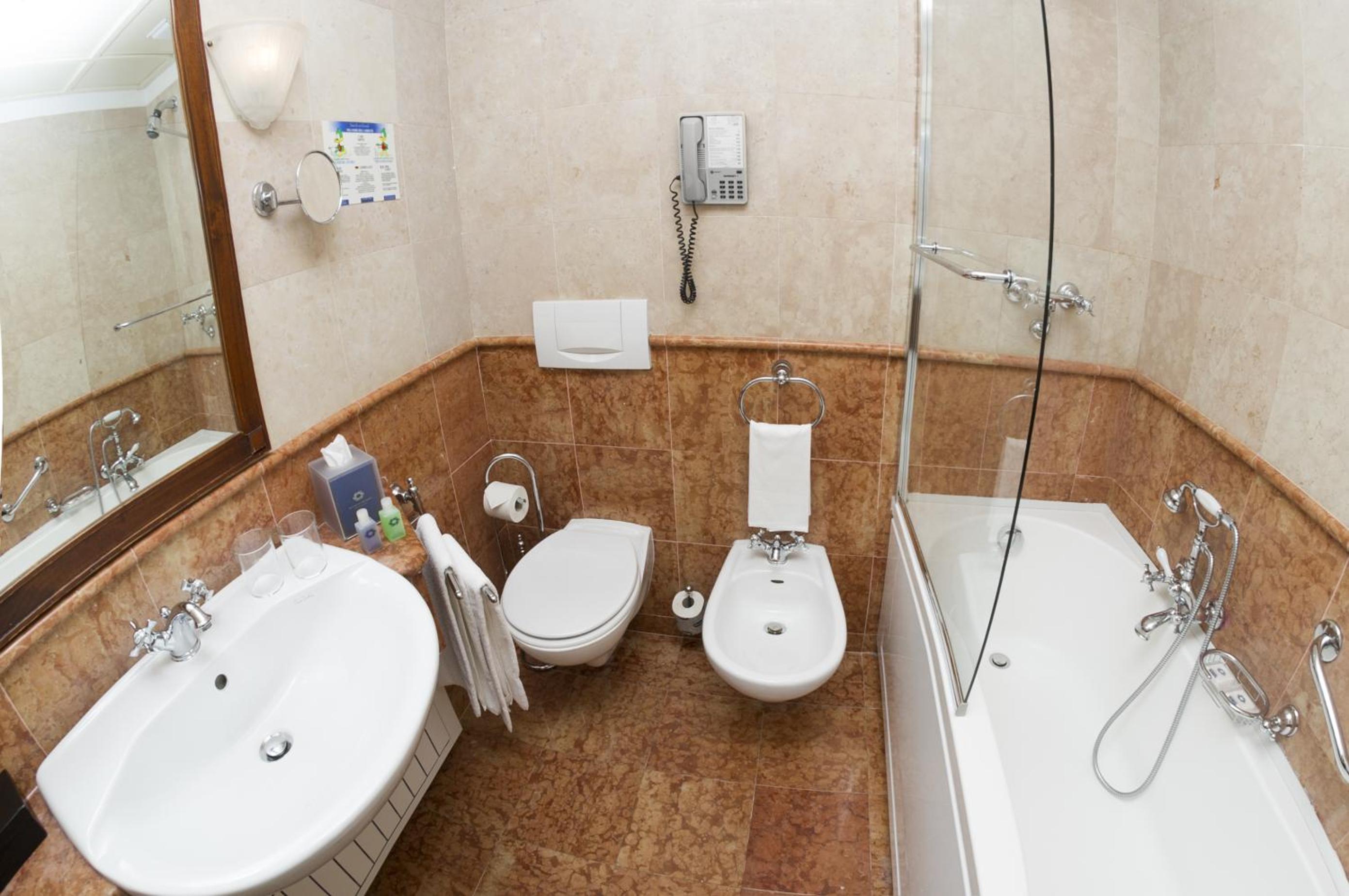 Standard Double or Twin Room with Park View - Photo 5