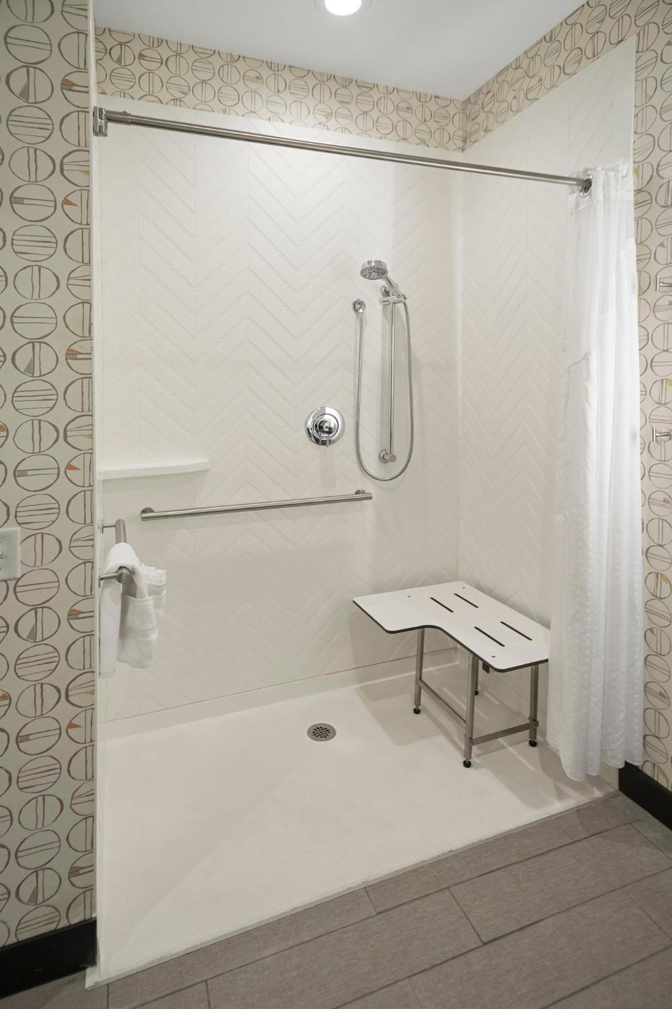 King Room - Mobility Access/Roll in Shower - Non-Smoking photo 2