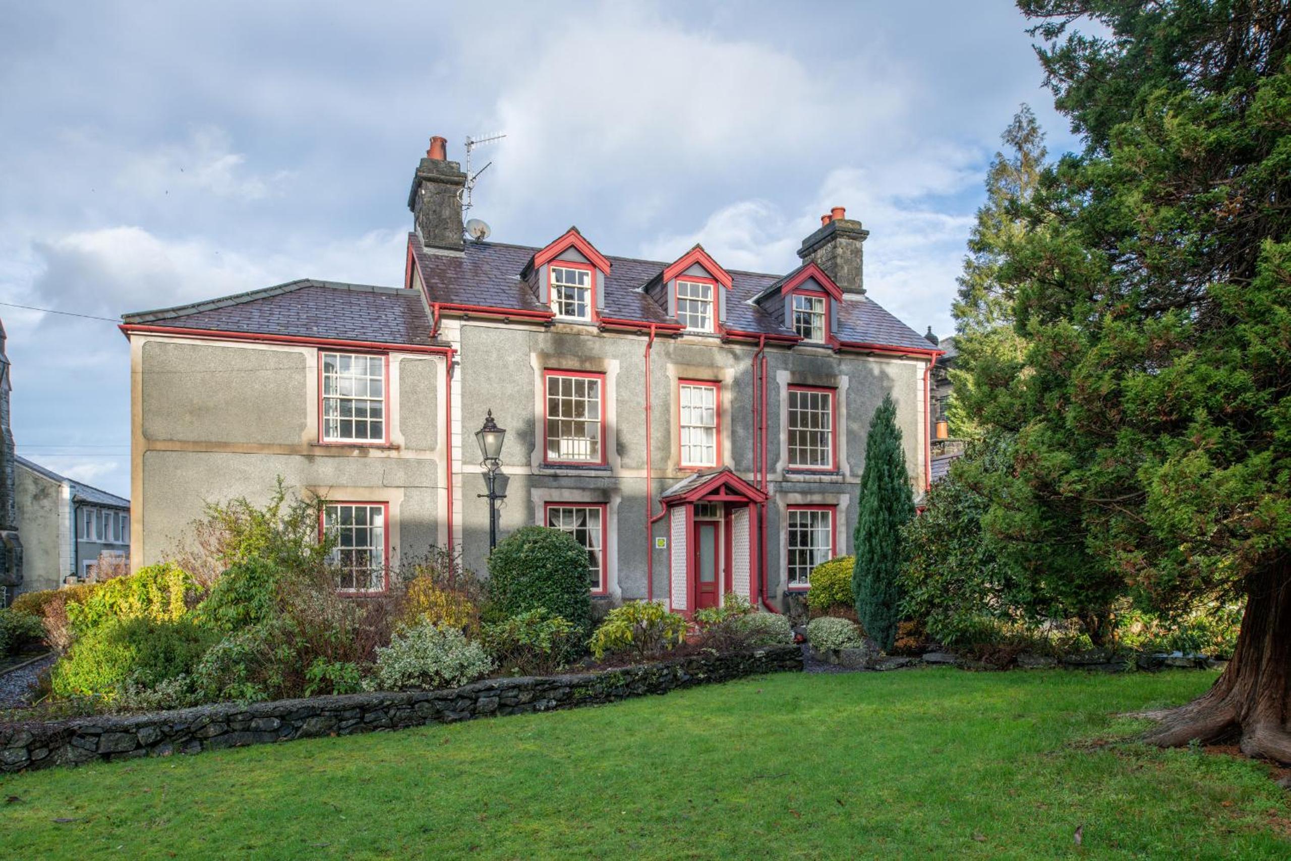 Eight-Bedroom House photo 2