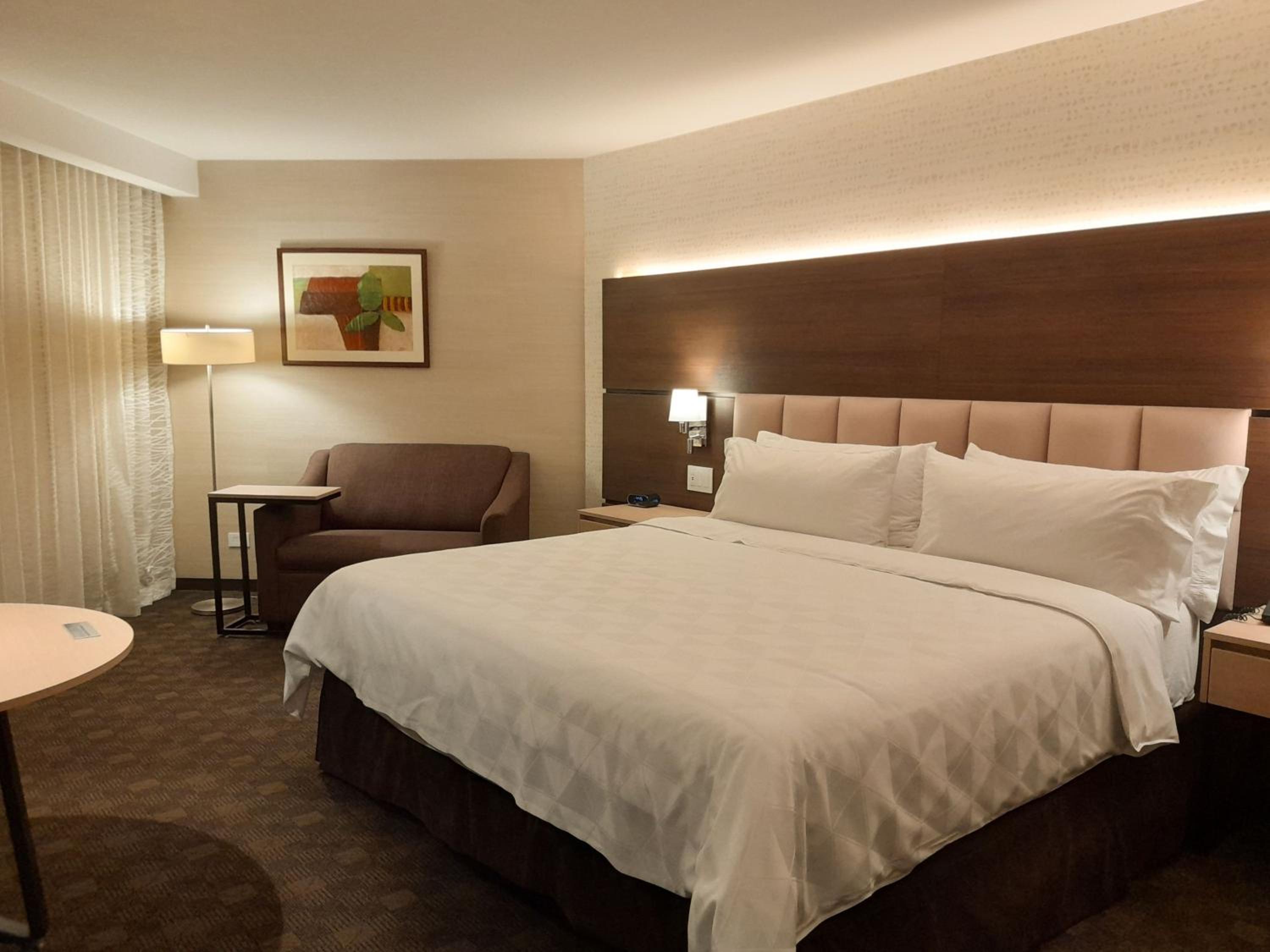 Standard King Room - Photo 8