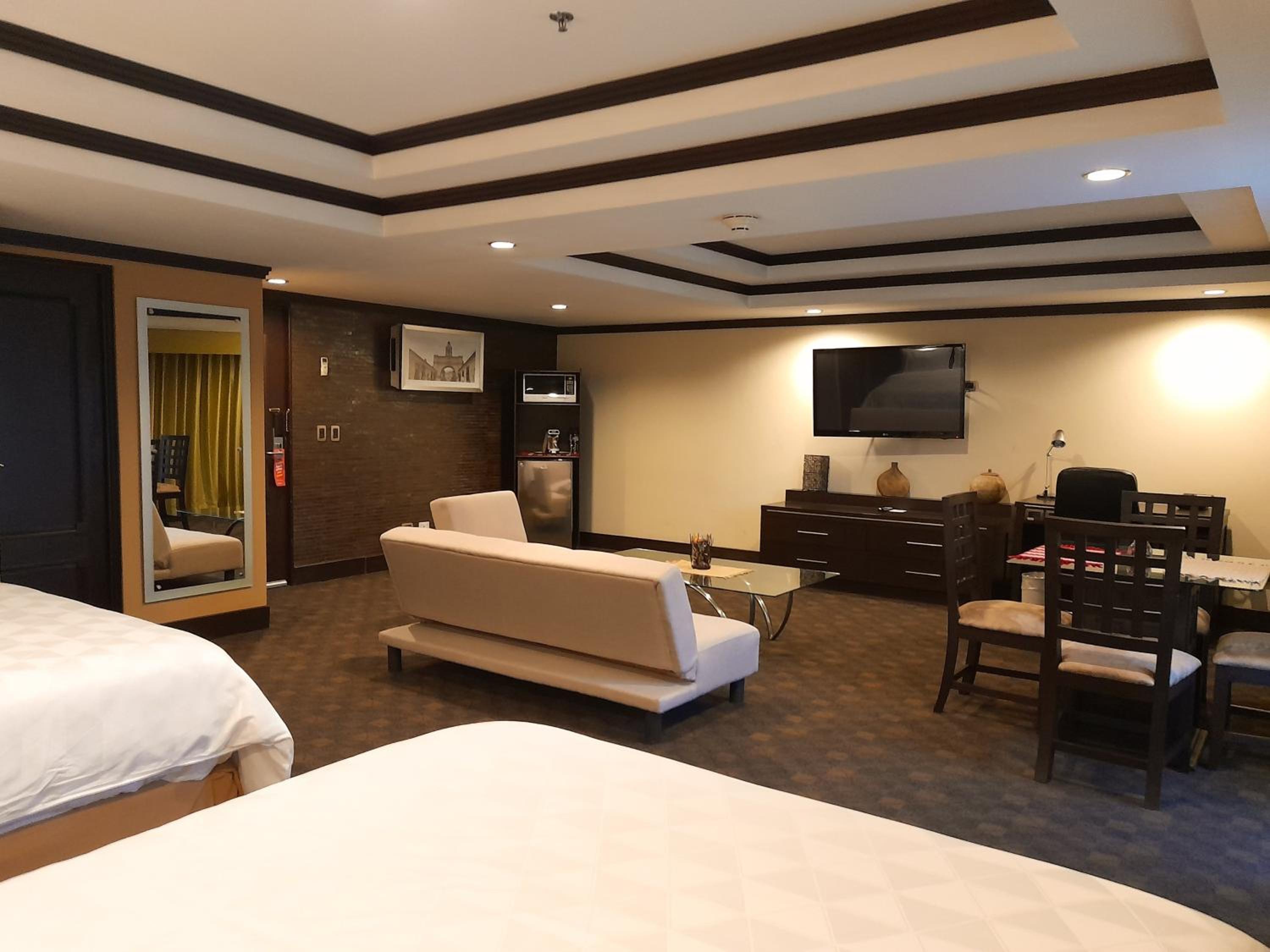 Queen Suite with Two Queen Beds - Photo 10