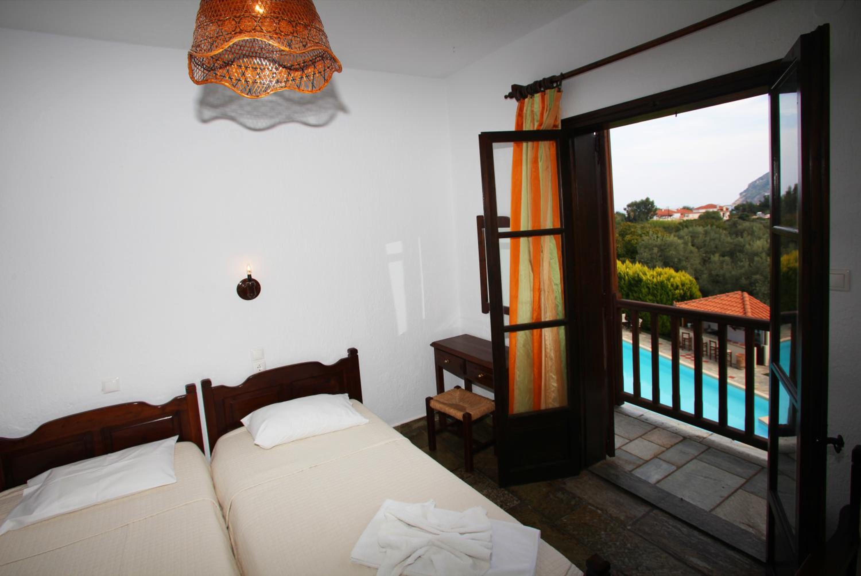 Double or Twin Room with Garden View photo 2