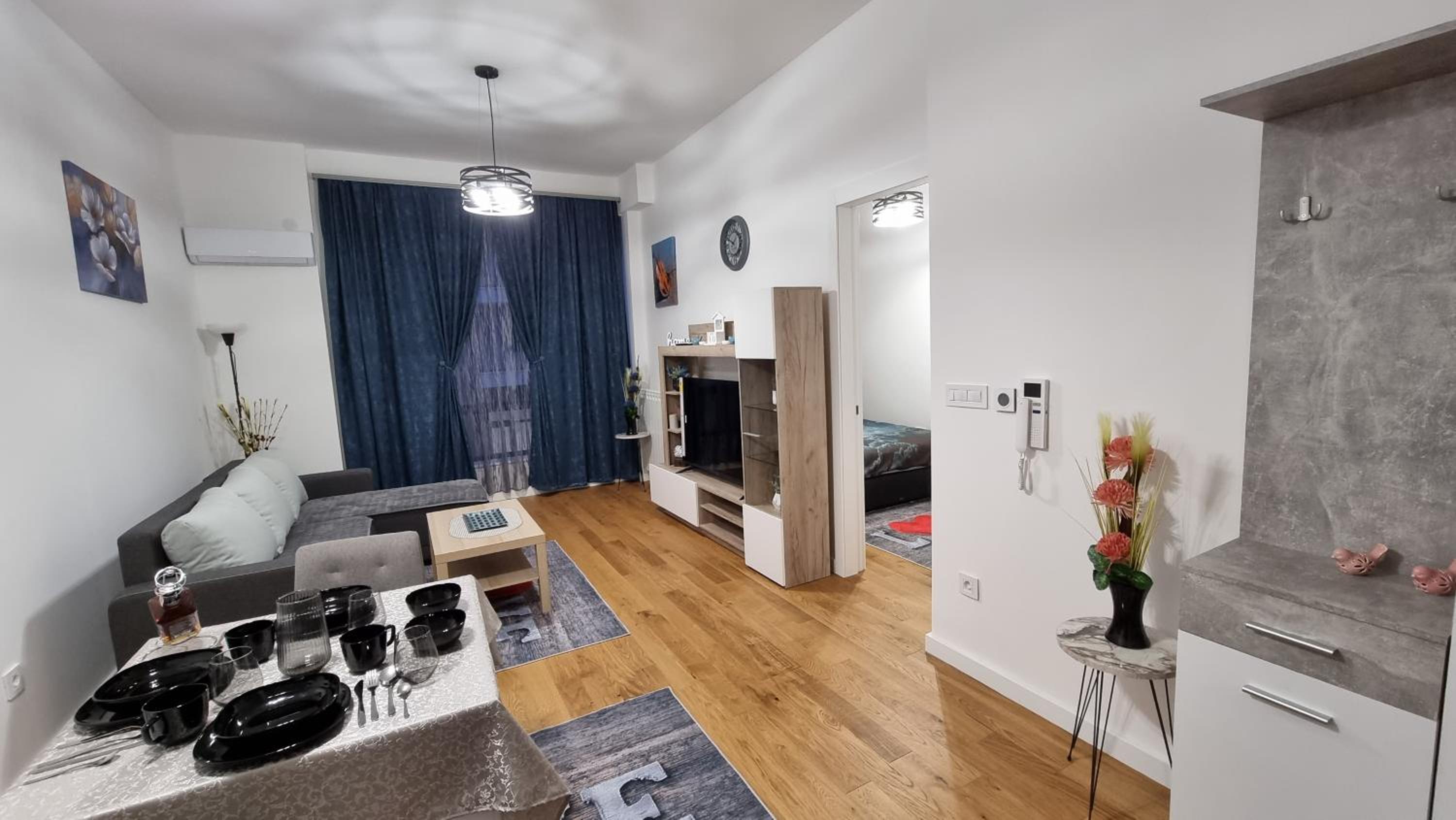 One-Bedroom Apartment photo 1